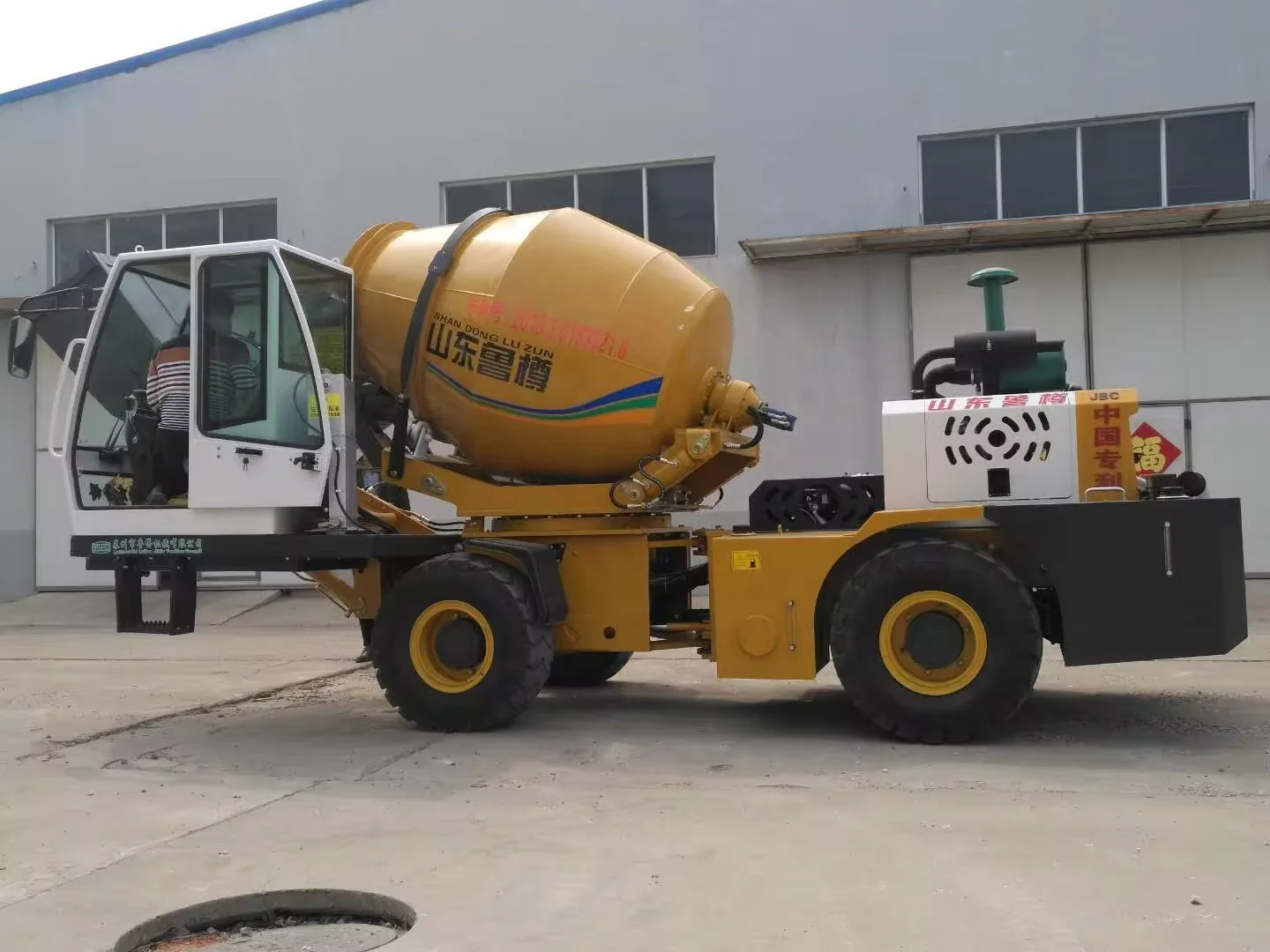 LUZUN Official Self Loading Concrete Mixer 1.6-1.8m3 Portable Diesel Mini Small Concrete Cement Mixer for Sale