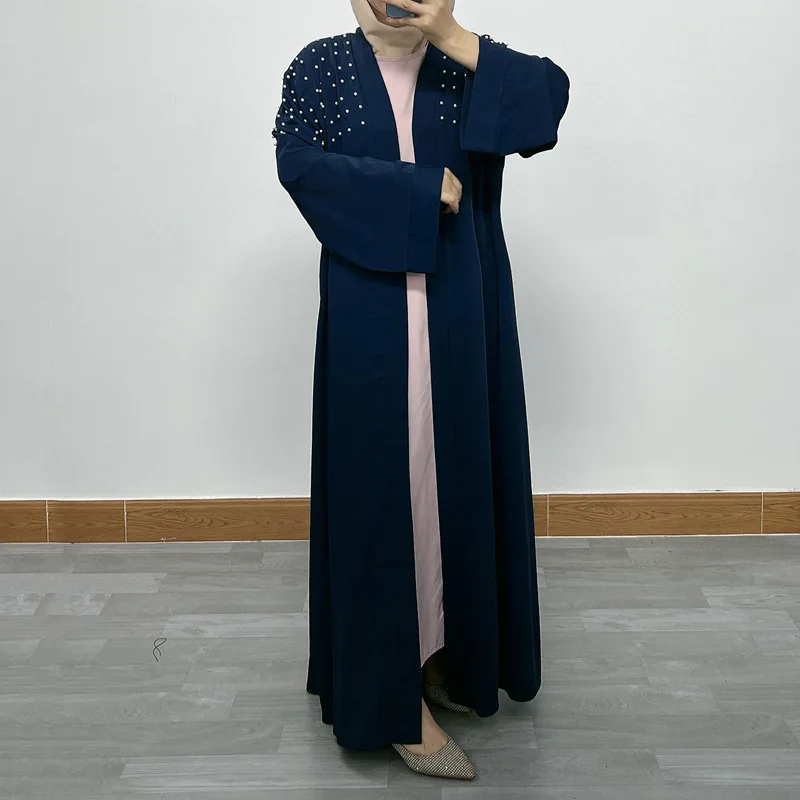 Женское длинное платье с жемчугом