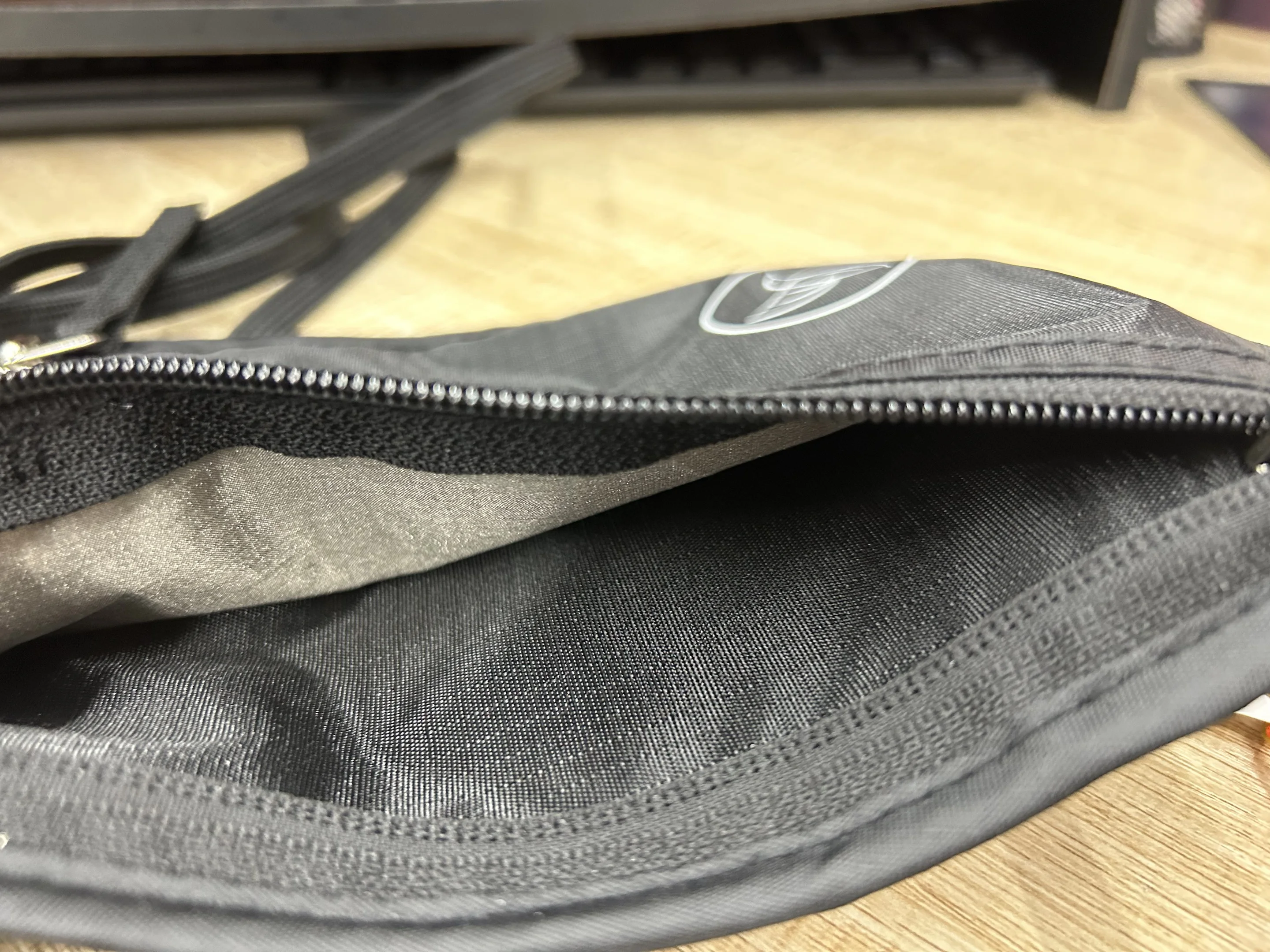 RFID Blocking Stash Wallet Travel Neck Pouch Waterproof Nylon Card Holder Fashionable Portable Passport Holder for Women & Men