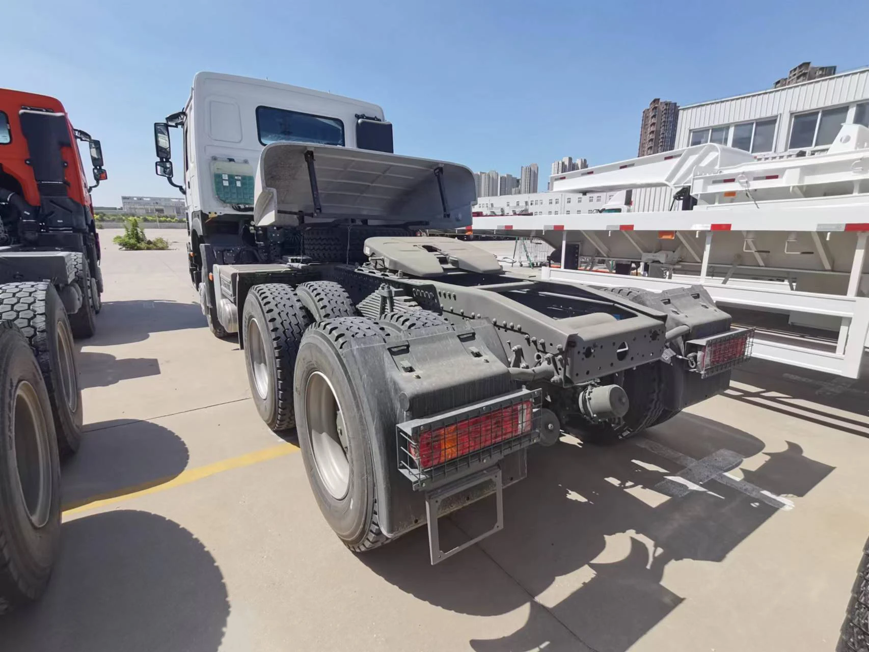 China Howo Sinotruk 4x4 8x8 T5g 6x6 8x4 Crane Truck 20 30 Tons Truck 30 Tons 420 12 Wheel 290 Tractor Guinea Prix