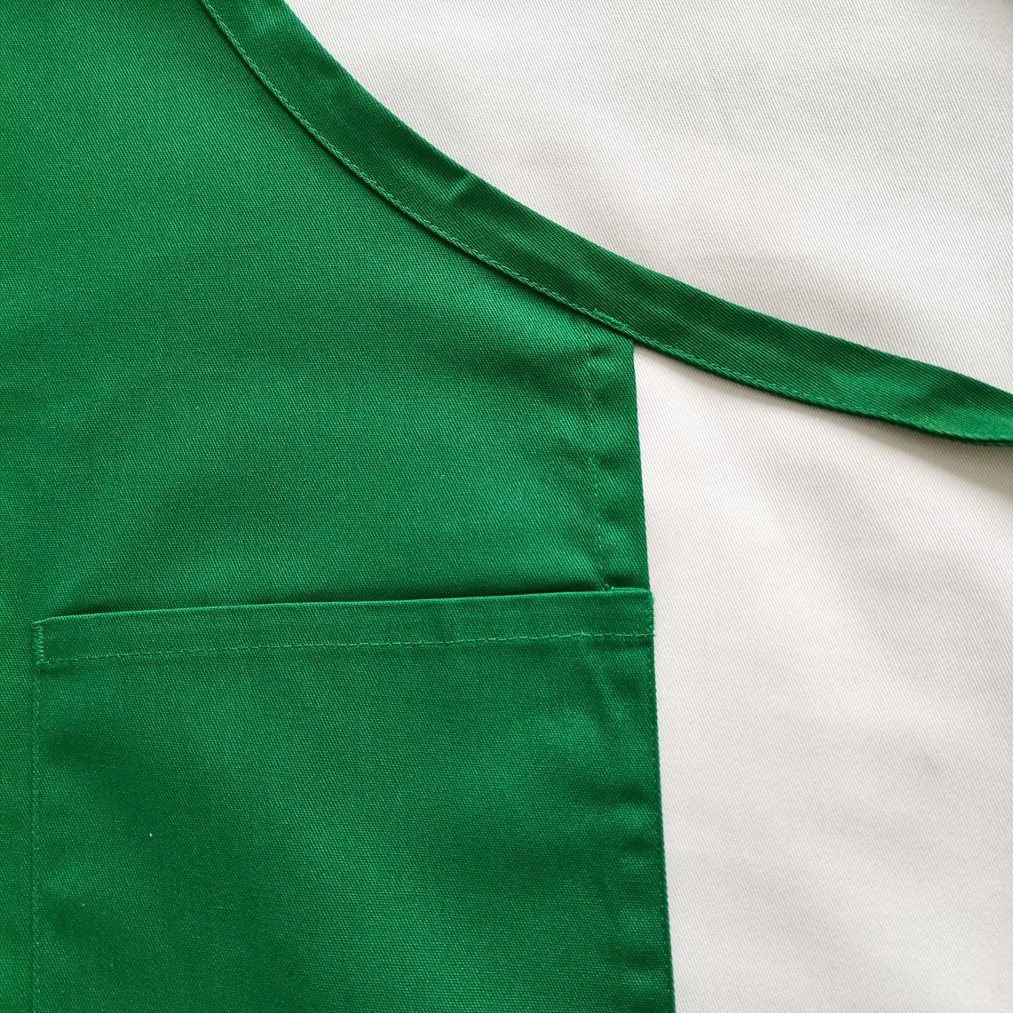 
high quality custom logo cleaning kitchen apron Bib Apron with 3 Center Pockets for restaurants 