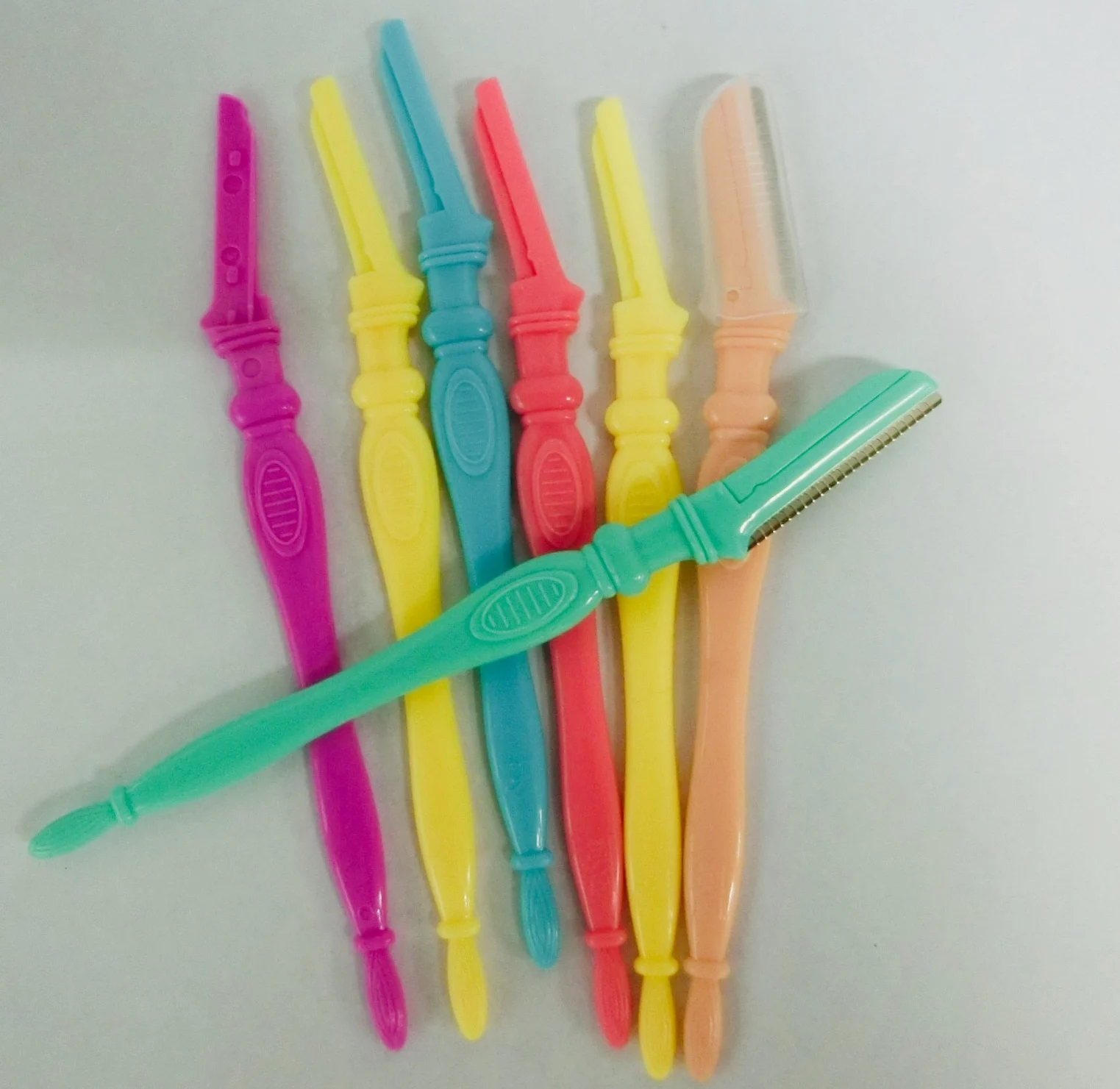 Бритва с защитным лезвием для бровей и лица