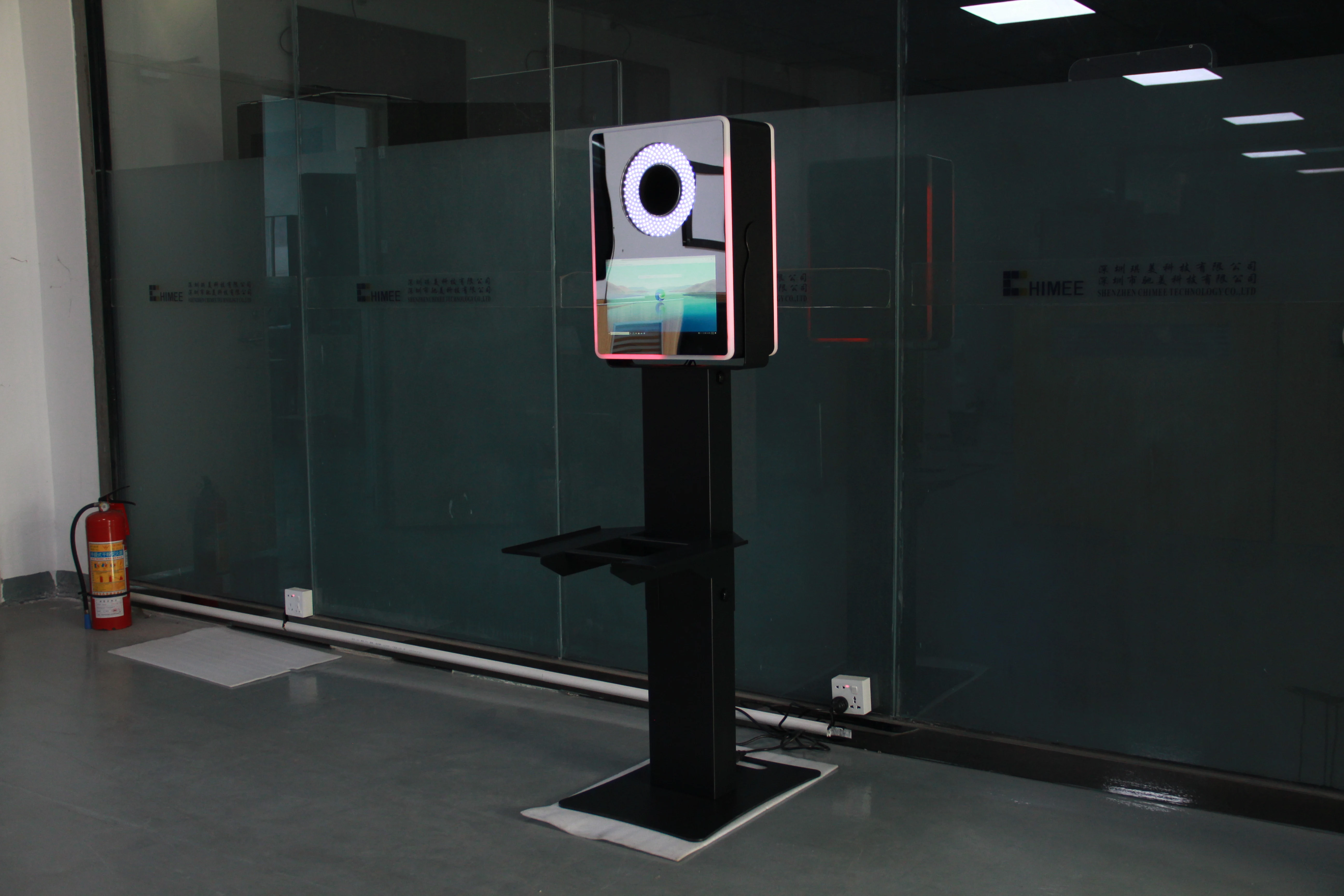 2025 Wholesale Mirror Photo Booth Machine Selfie 13.3 Inch Touch Screen Magic Mirror Photobooth With Camera