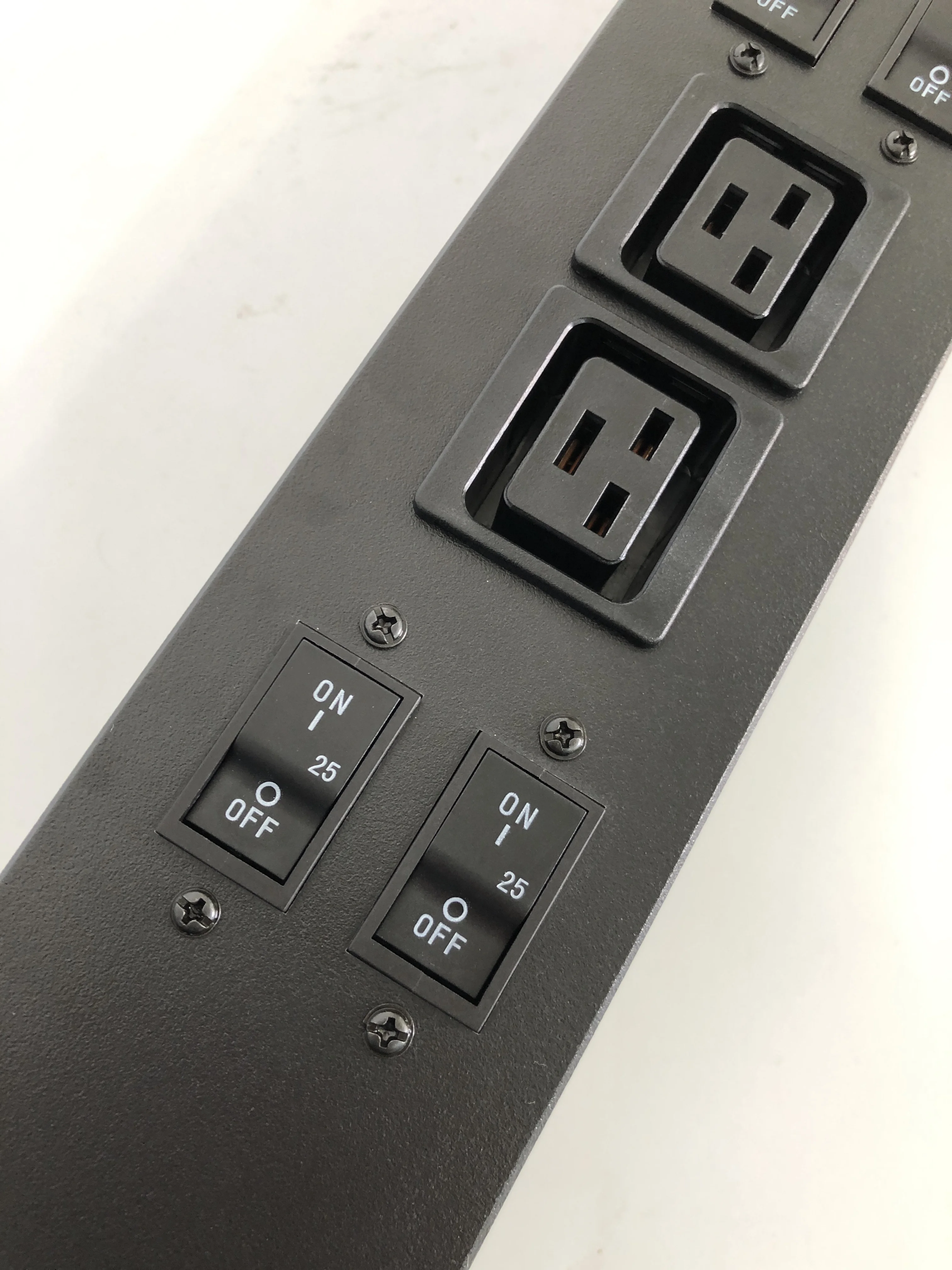 Hot Selling L6-30P Rack Power Distribution Unit Metered Pdu Schuko With Snmp