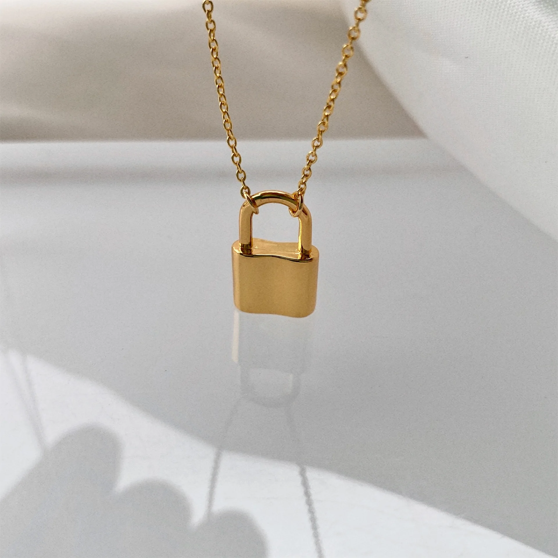 Amazon минималистичное позолоченное ожерелье висячий замок 18K
