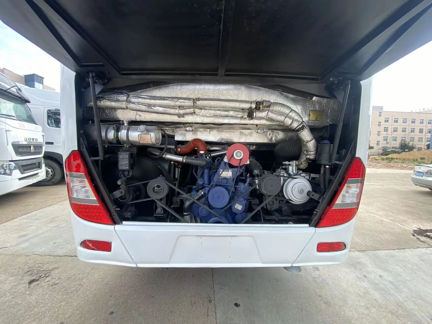 Yutong 60 Seater Bus Front Engine Coummutor Miner Transportation Economic Comfortable Strong Buses Diesel Seat Body Spring Turbo