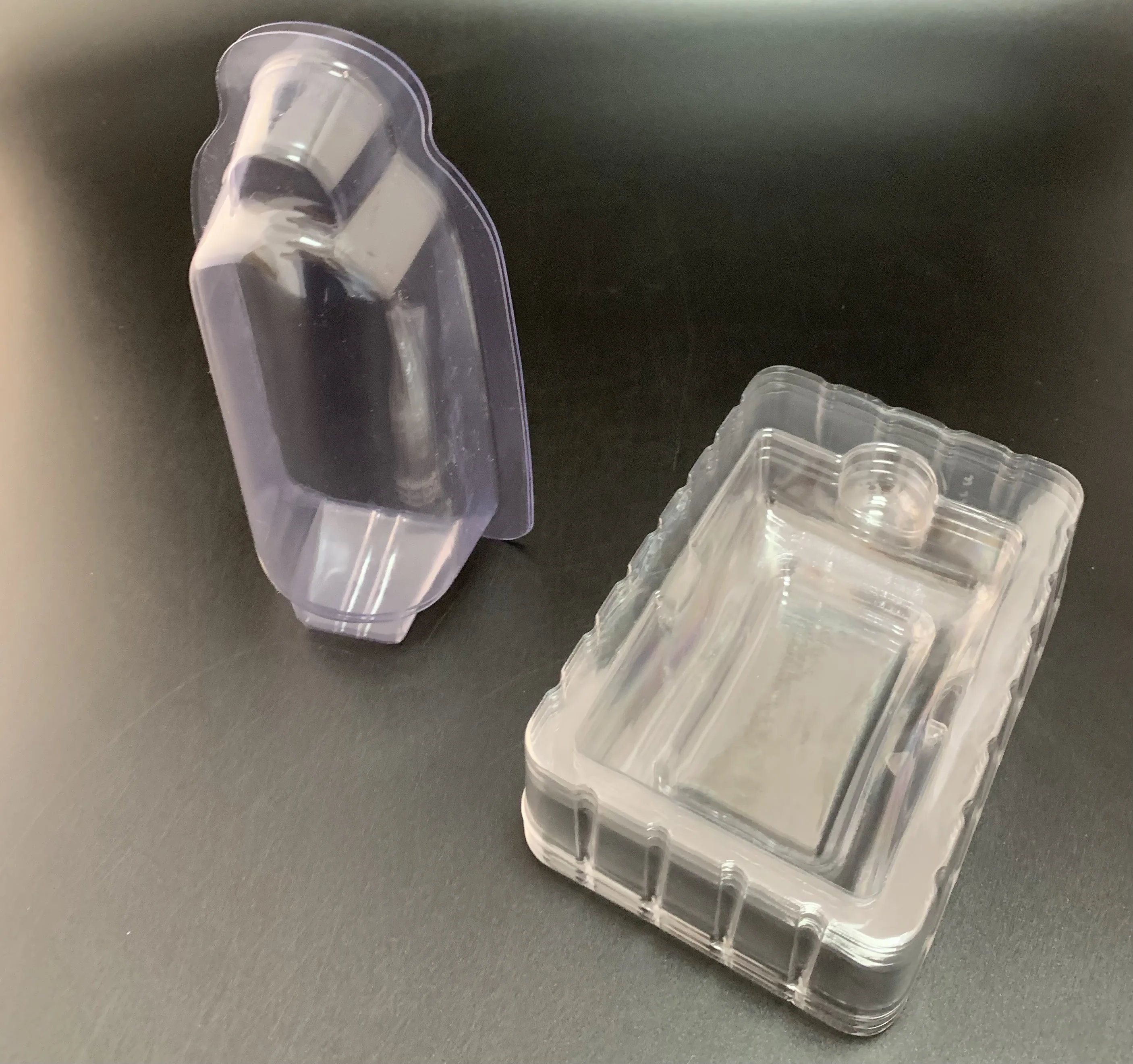 Customize PVC/PS/PET vacuum-formed trays and transparent  packaging cases for digital electronic chargers.