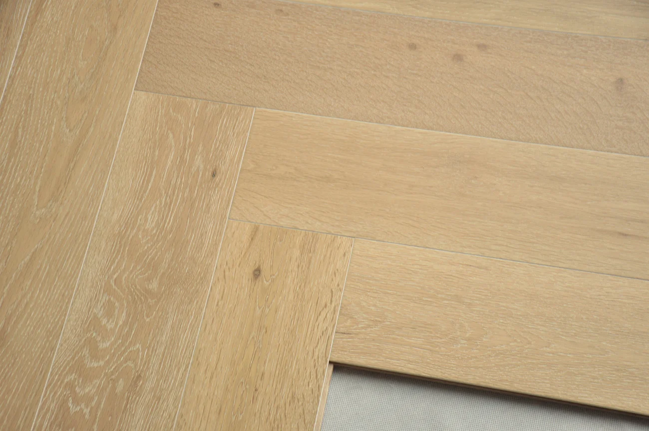 Hot selling light color European oak engineered wood flooring herringbone parquet wooden flooring