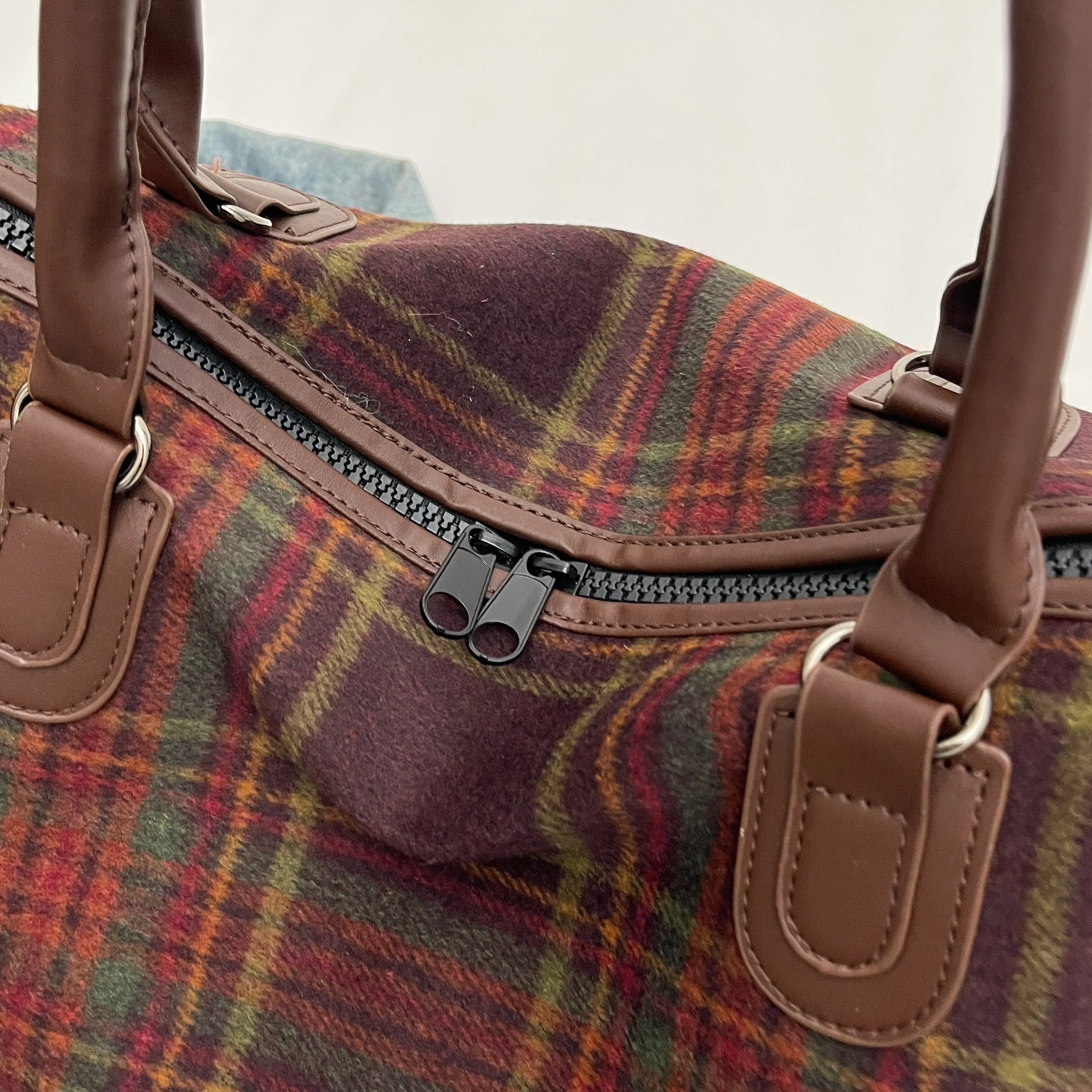 Low Price Wholesale Easily Accommodate a Variety Items Easy to Carry Move Travel Hand Bags