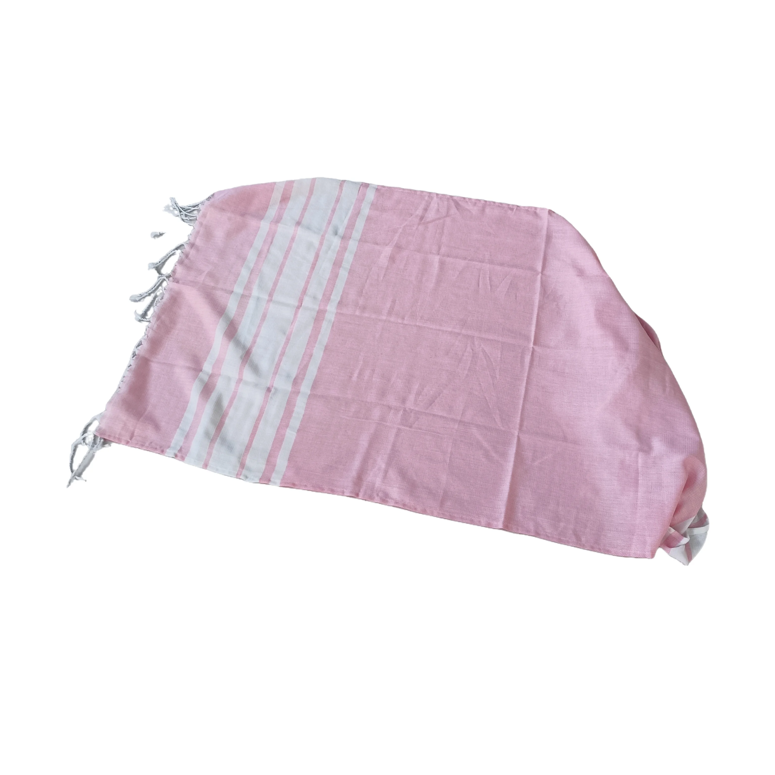 Владелец магазина рекомендует окрашенное пляжное полотенце из возобновляемого материала, новый продукт, необходимый для пляжного отдыха