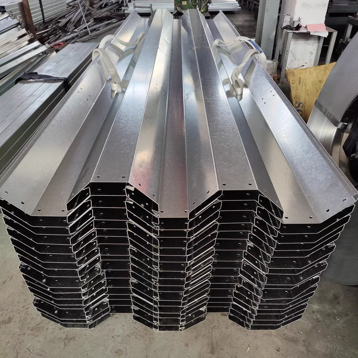 Factory Wholesale Agricultural Greenhouse Parts 2.0mm Thickness Hot-dip Galvanized Material Side Gutter Gutters