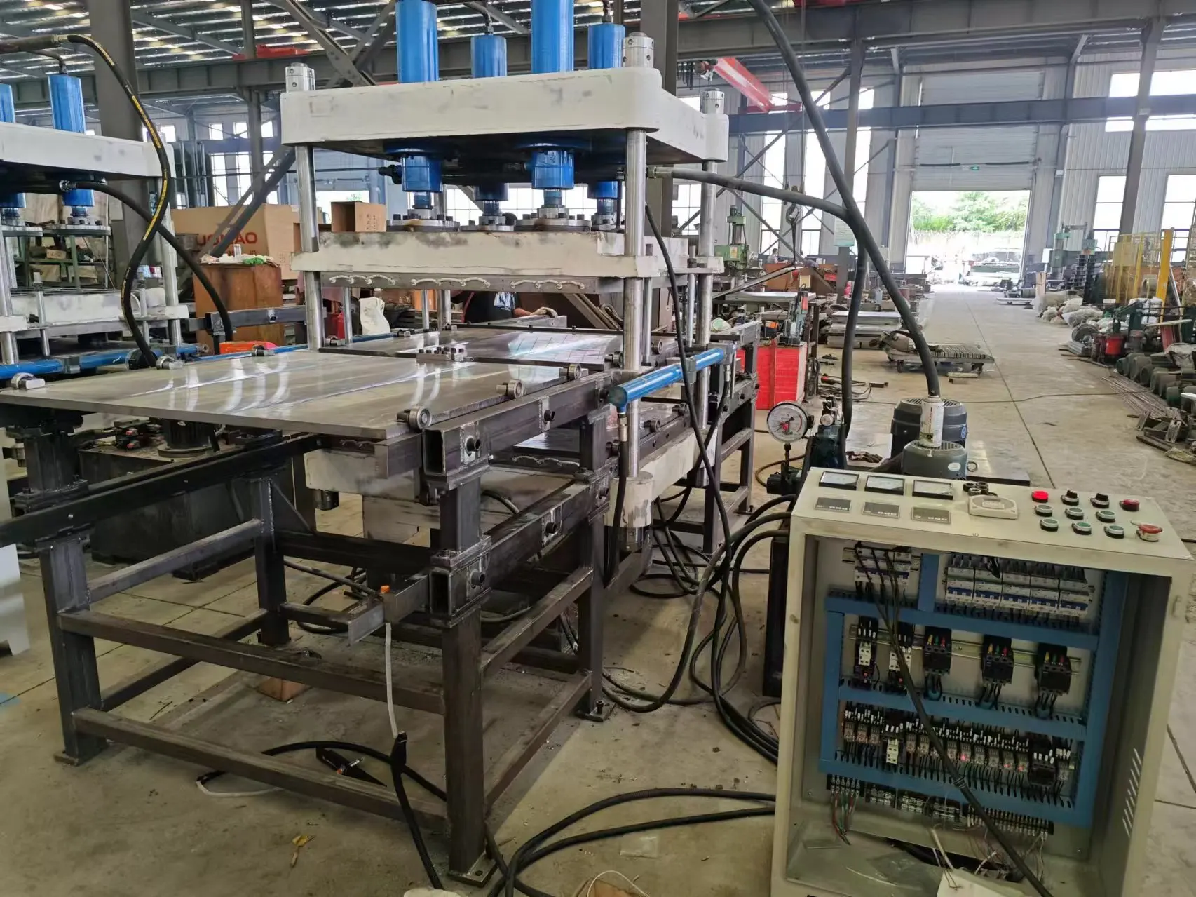 Rubber floor tile making machine for making rubber tiles