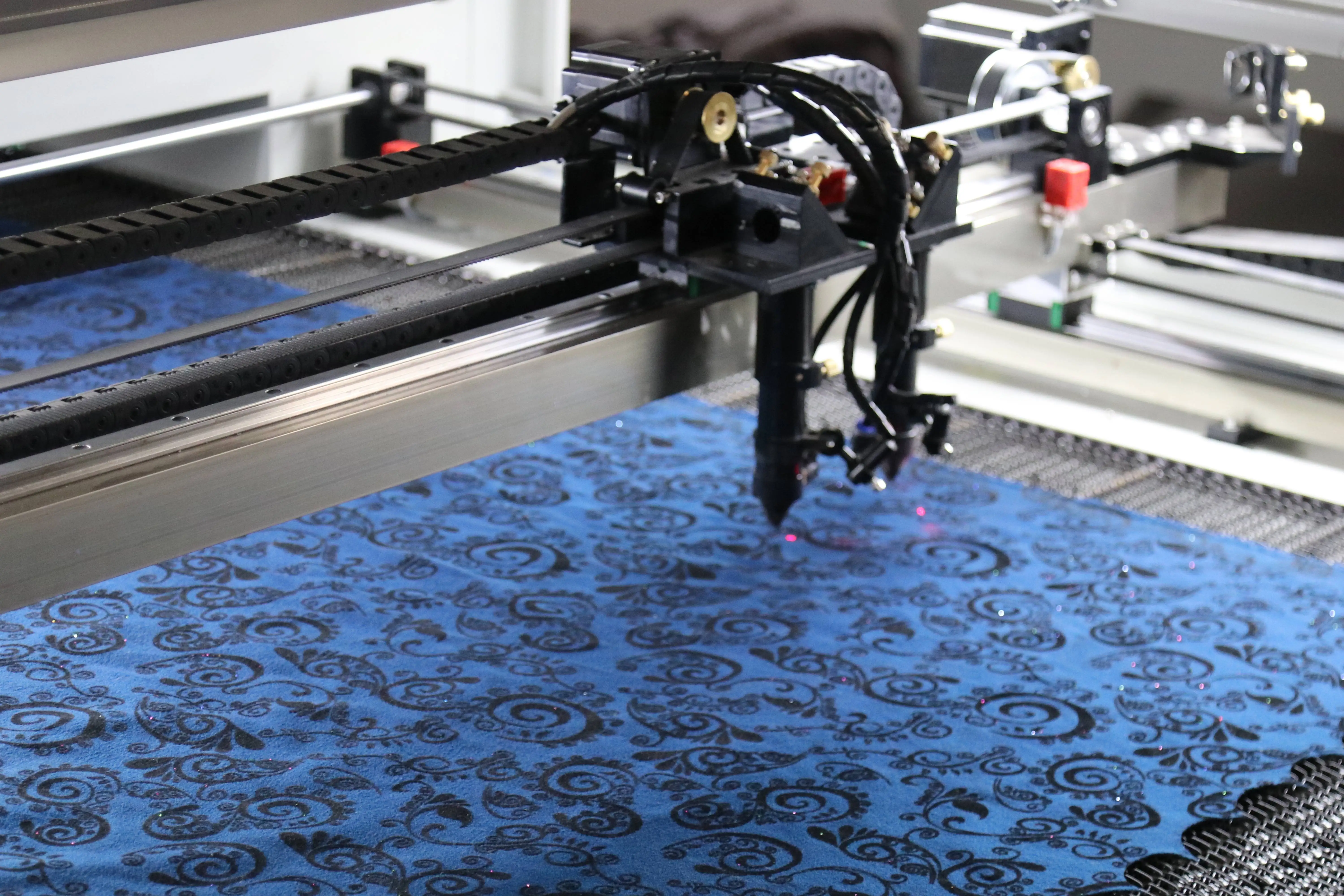 1612 auto feeding laser cutting machine cnc co2  100w  laser engraving cutting machine