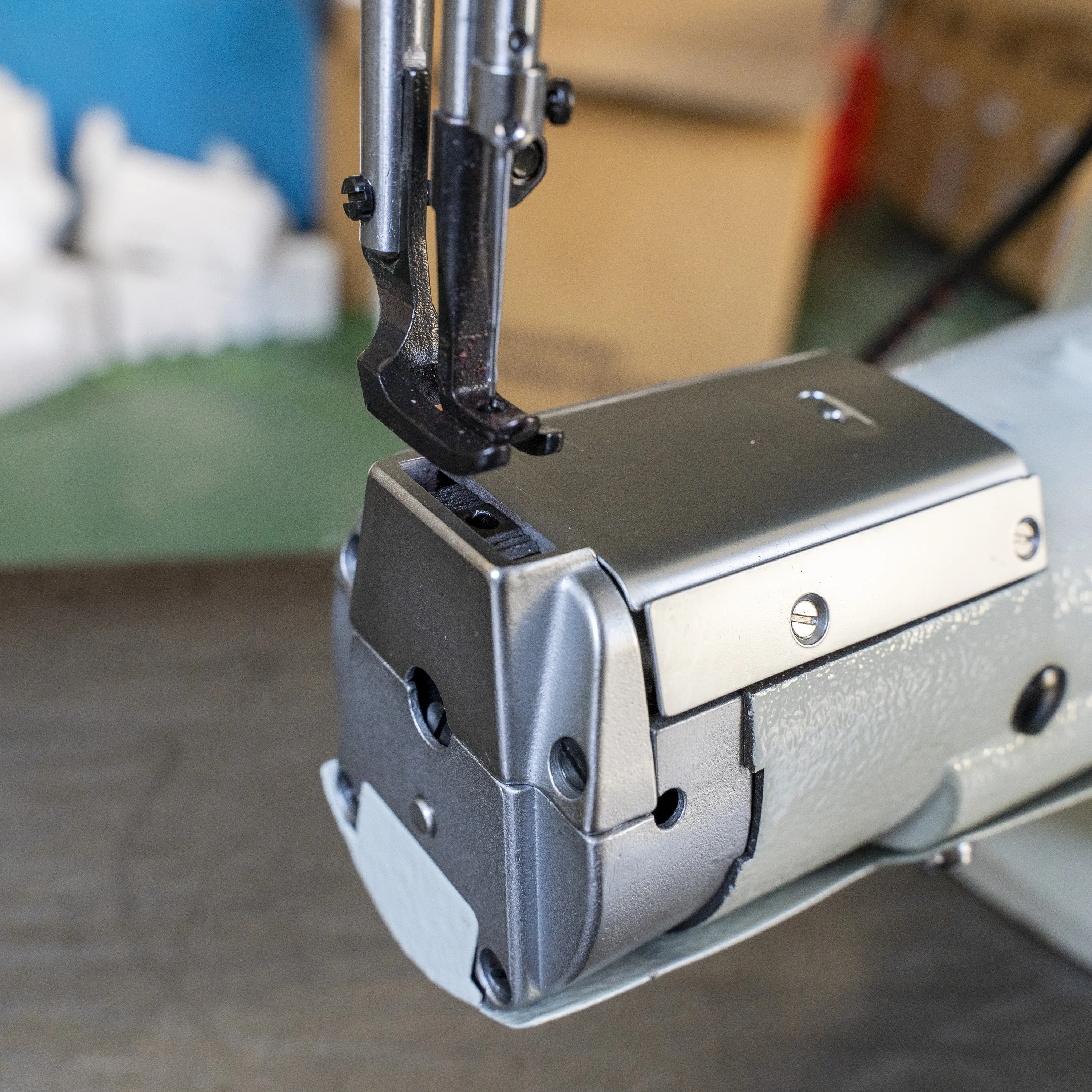 Fully automatic leather sewing machine HK-1341D-D3 Automatic thread cutting automatic lifting pressing foot