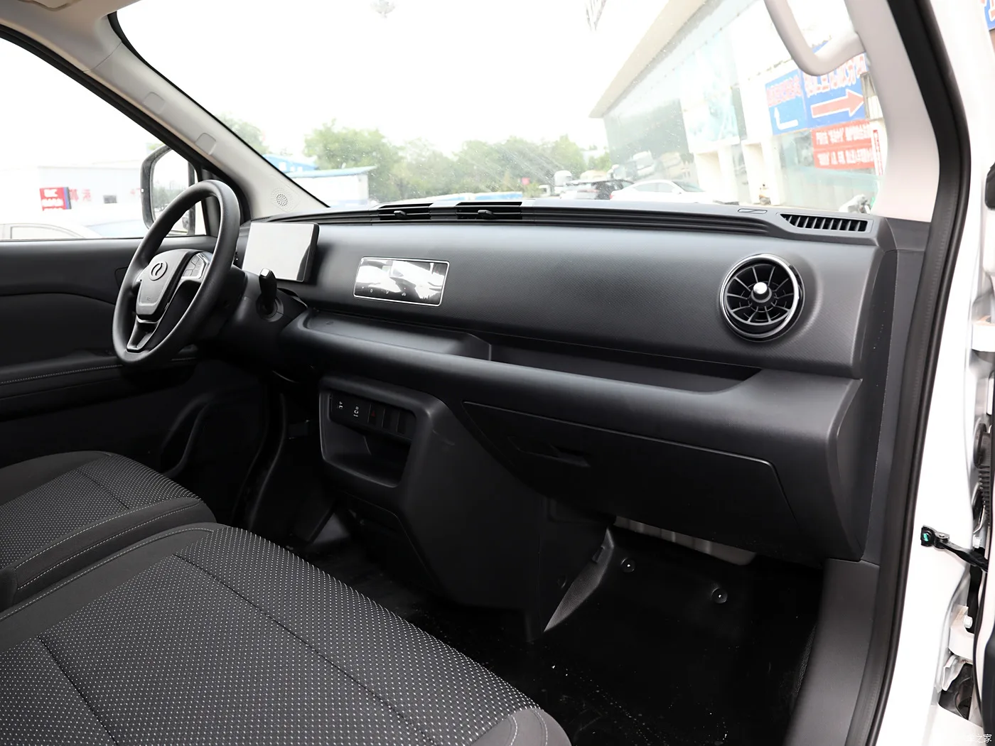 Smart Mobility Electric Car Cheap Ruichi EC75 New Energy Electric Truck Standard Edition 2023 Supressor