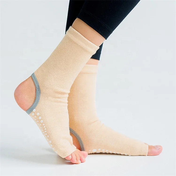 2021 Hot Selling Middle Tube Yoga Socks For Women Non-slip Split Toe Sock Five Finger Yoga Dance Socks