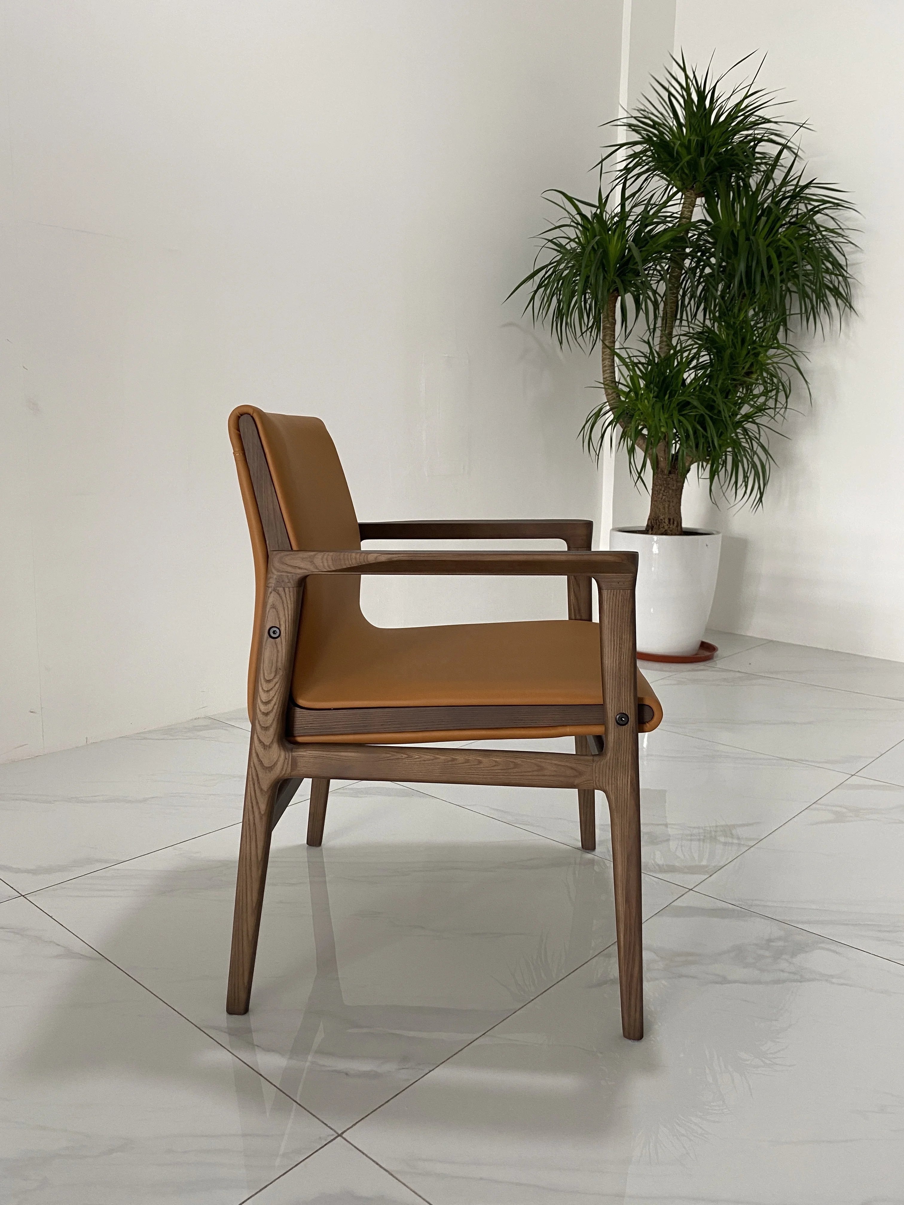 Luxury American Style Leisure Hotel Leather Single Lounge Chaise Armchair Ash Wooden Cafe Dining Chairs For Sale