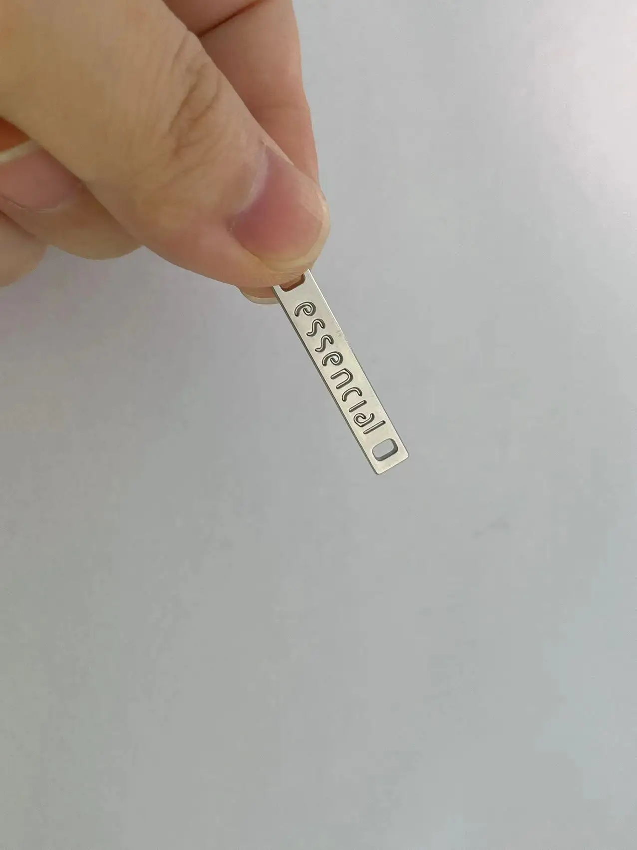 Высокоточные металлические этикетки с индивидуальным логотипом для одежды и обуви