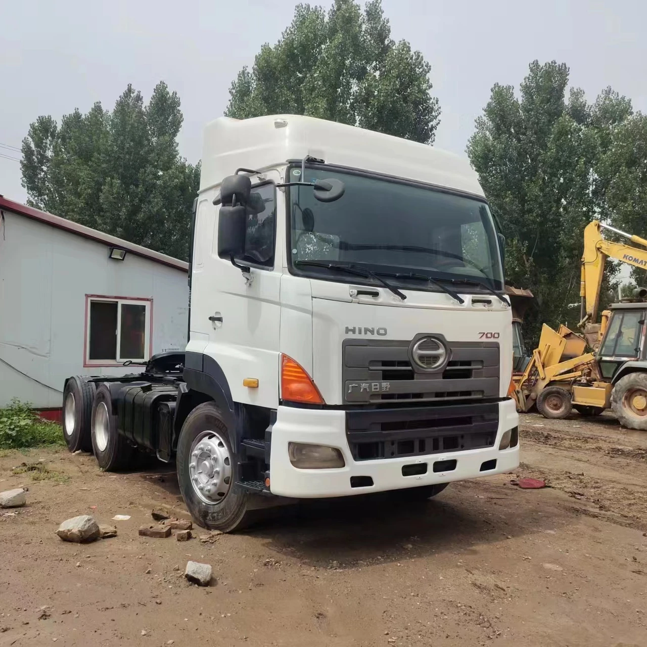 Б/у Hino 700 6x4 10 колес сверхмощный тягач в наличии
