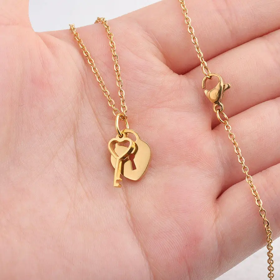 2025 Couple Heart Necklace Stainless Steel Never Fading Heart Shaped Key Pendant Gift for Ladies Fine Jewelry