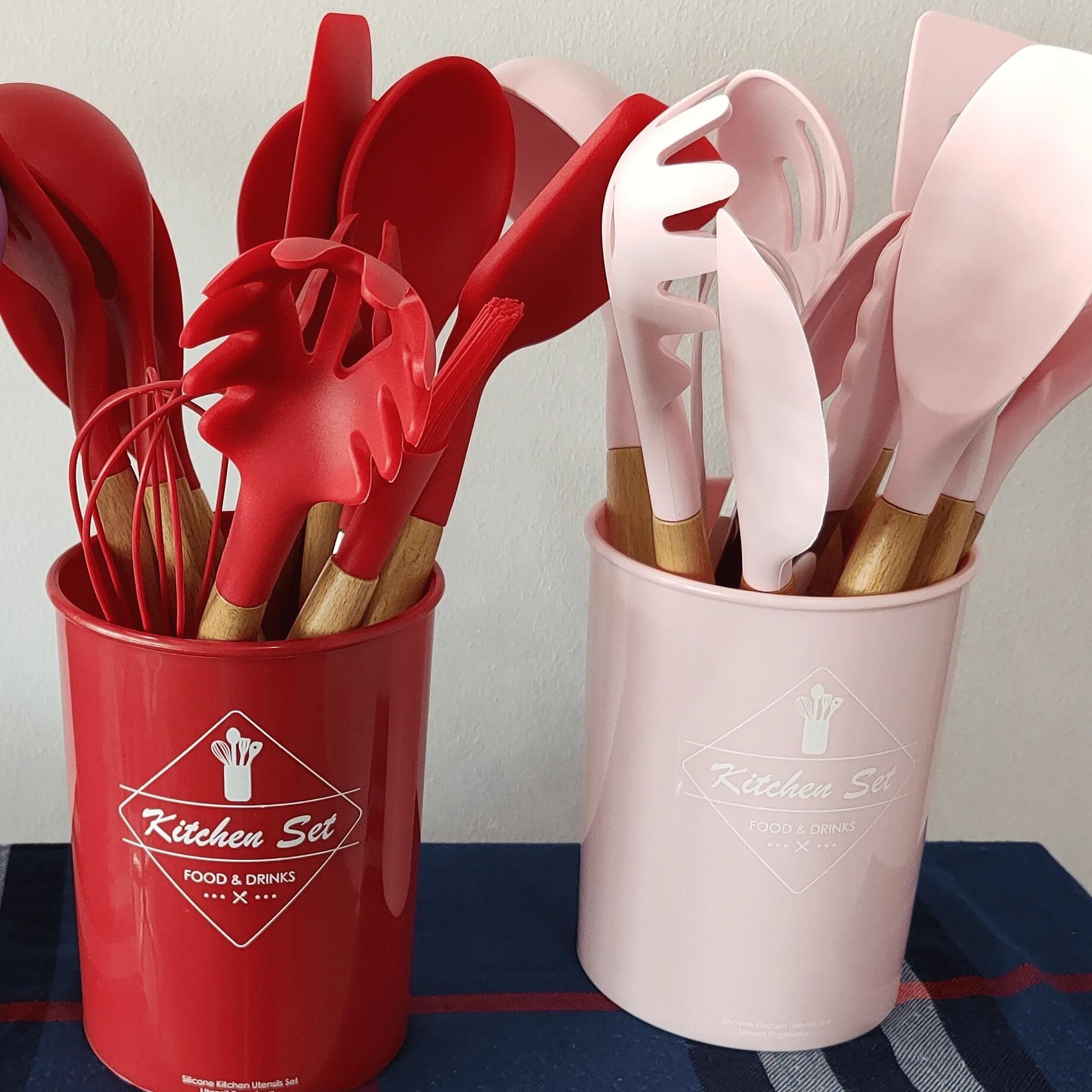 Набор силиконовых кухонных принадлежностей с деревянной