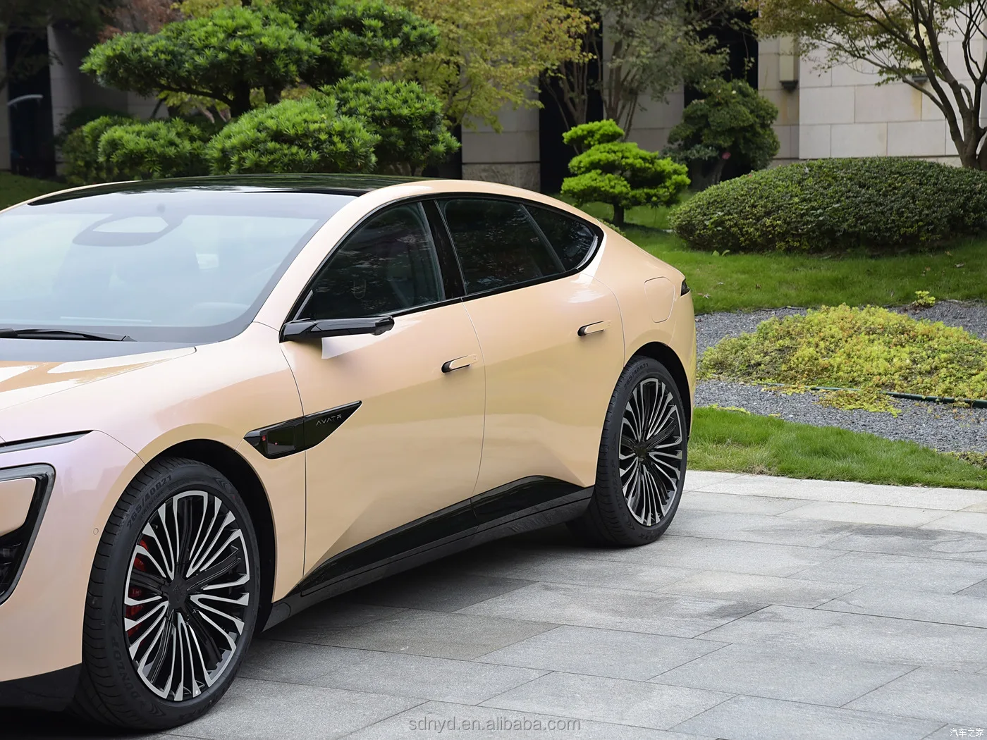 Aveta 2025 Electric Four-Wheel Drive Vehicle Pure New Energy Hybrid Car with EV Motor China Manufacturing Factory Direct Sales