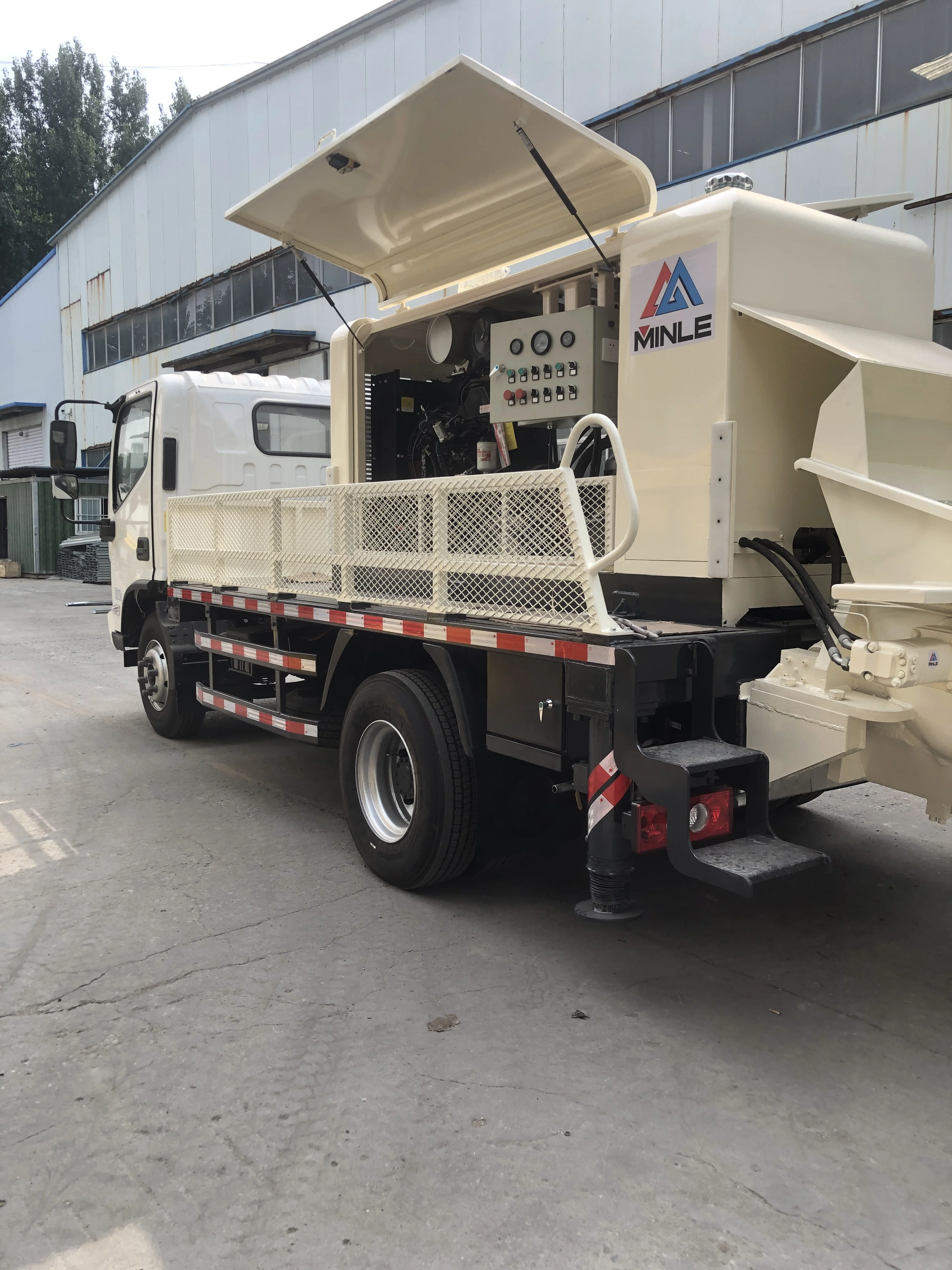 Volumetric Concrete Mixer Trucks with100 hp Liquid Cooled Diesel Engine to Power Mixer