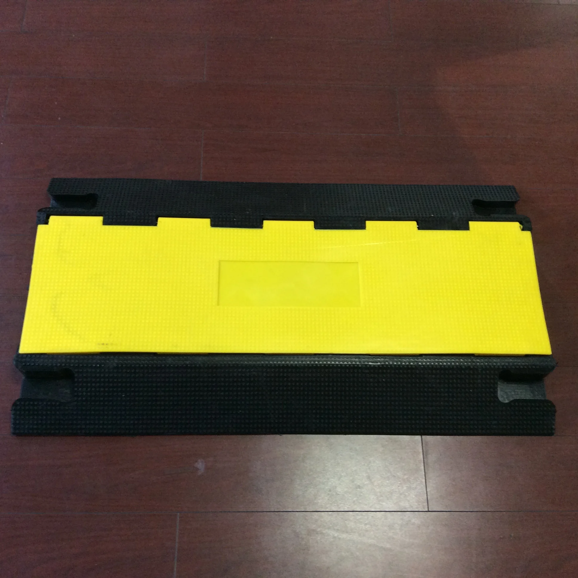 Heavy duty Load Capacity PVC cover speed ramps 4 channels Cable Protector speed bumps