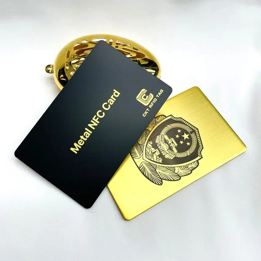 Матовая металлическая визитная карточка NFC с гравировкой на