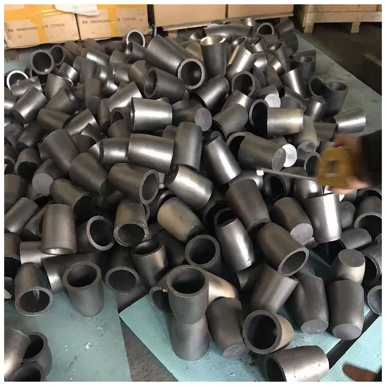 Molded pressing clay graphite crucible factory price rate directly custom and supply