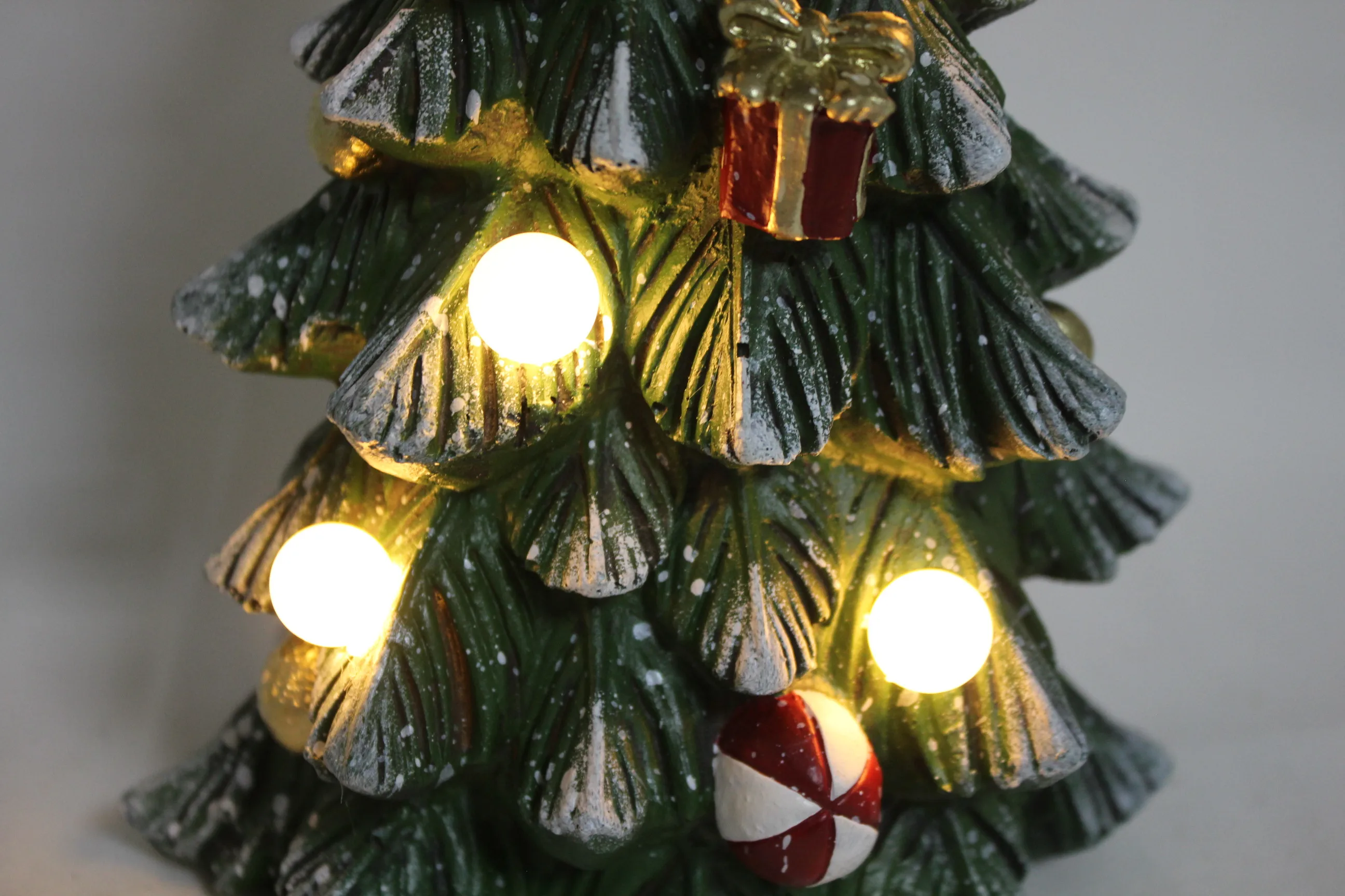 Christmas Decorations Christmas tree,LED Christmas Decorations Made In China Resin Crafts Xmas Tree