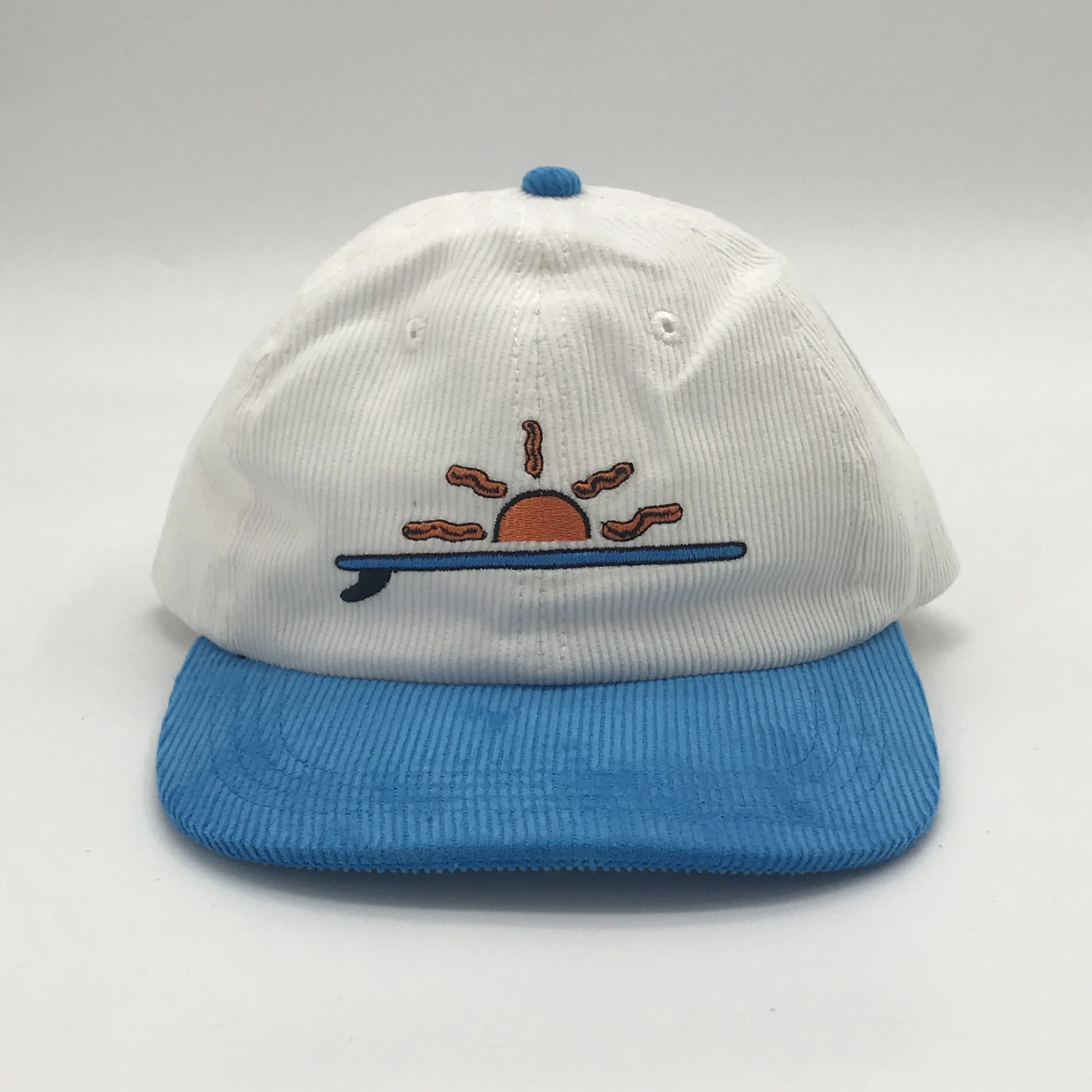 Two Tone Unstructured Cap With Custom Embroidery Logo Design 6 Panel Flat Brim Baseball Hat