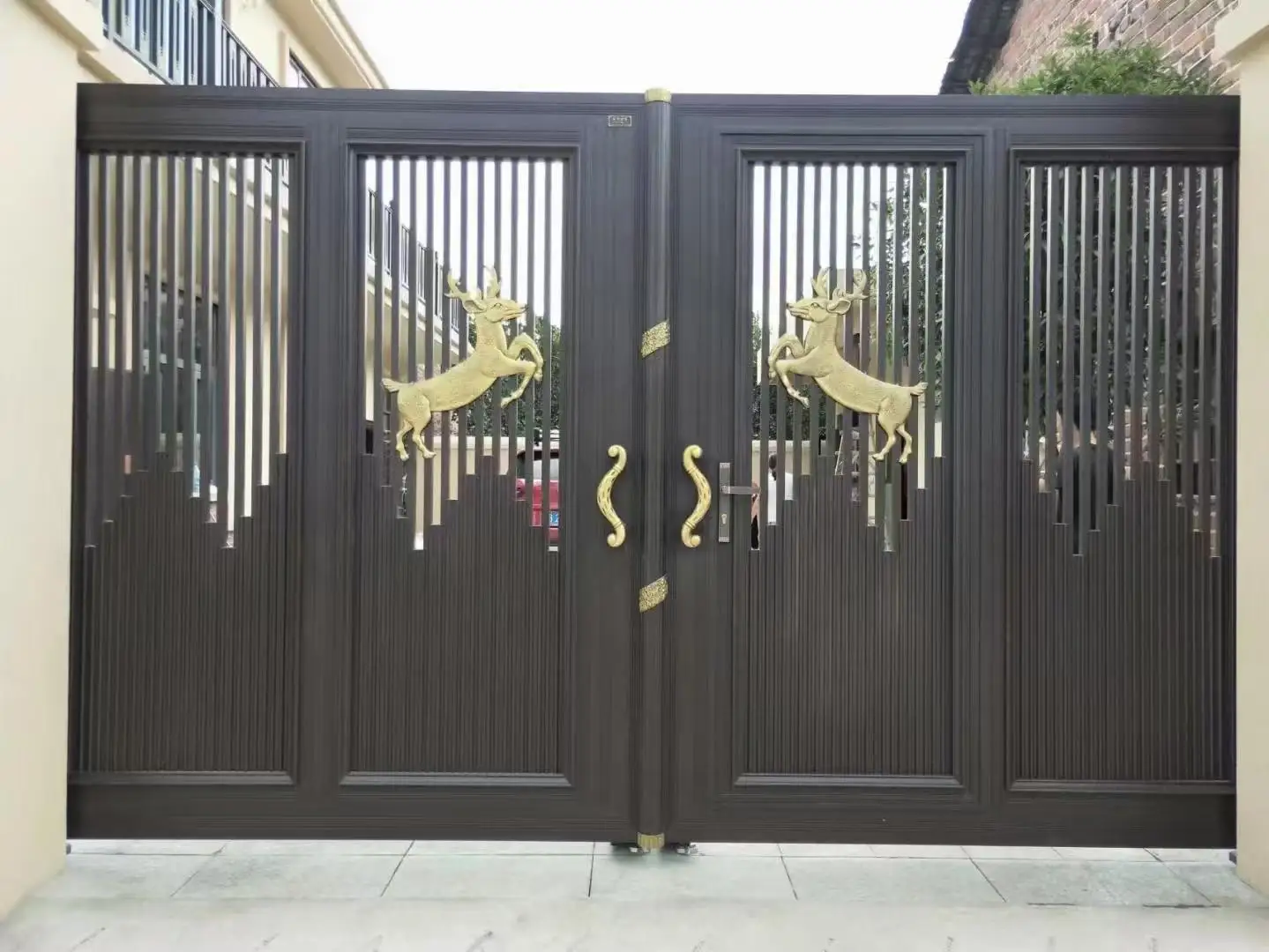 Custom European Style Aluminum Art Courtyard Gate Villas Chinese Factory Metal Frame Nature Treated Wood Fencing Trellis Gates