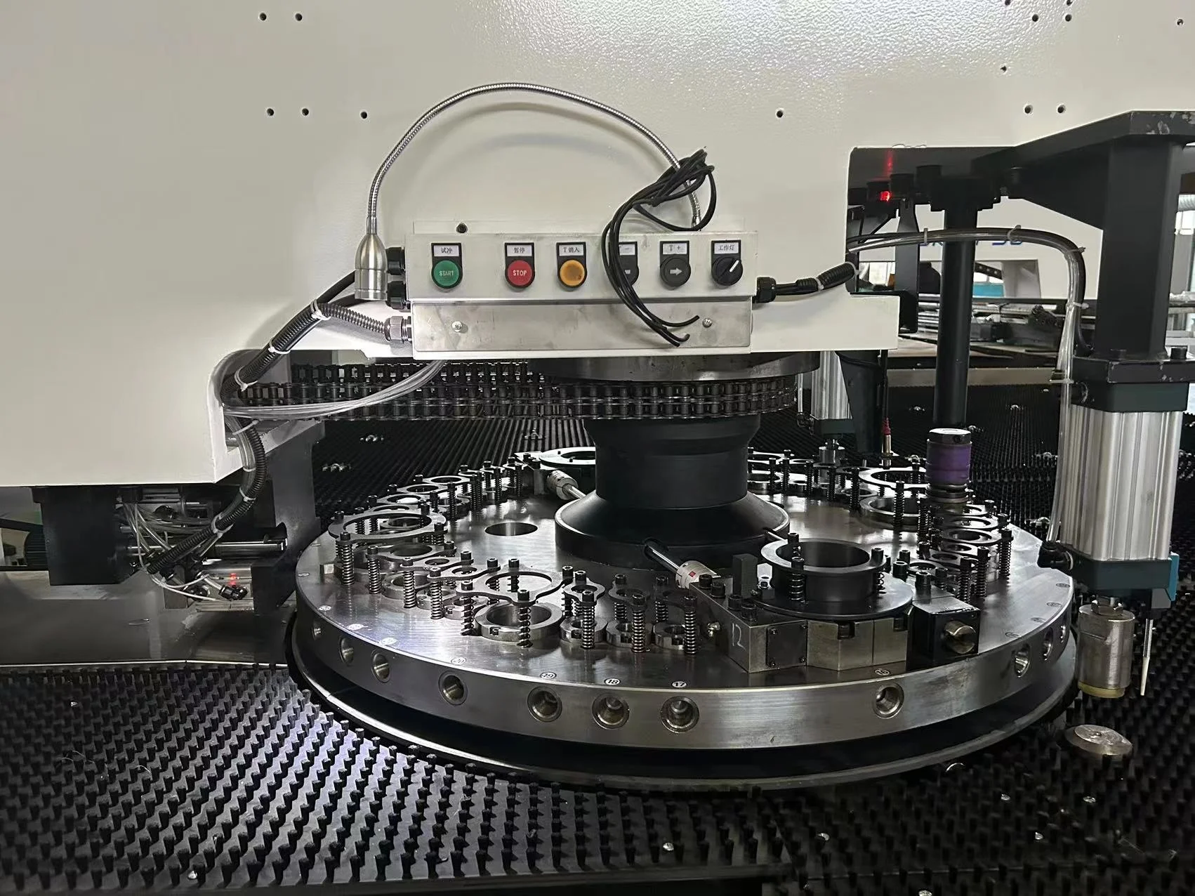 Sheet Fabrication Machine Hole Press Emboss Louver Rolling Punching CNC Perforated Metal Machine