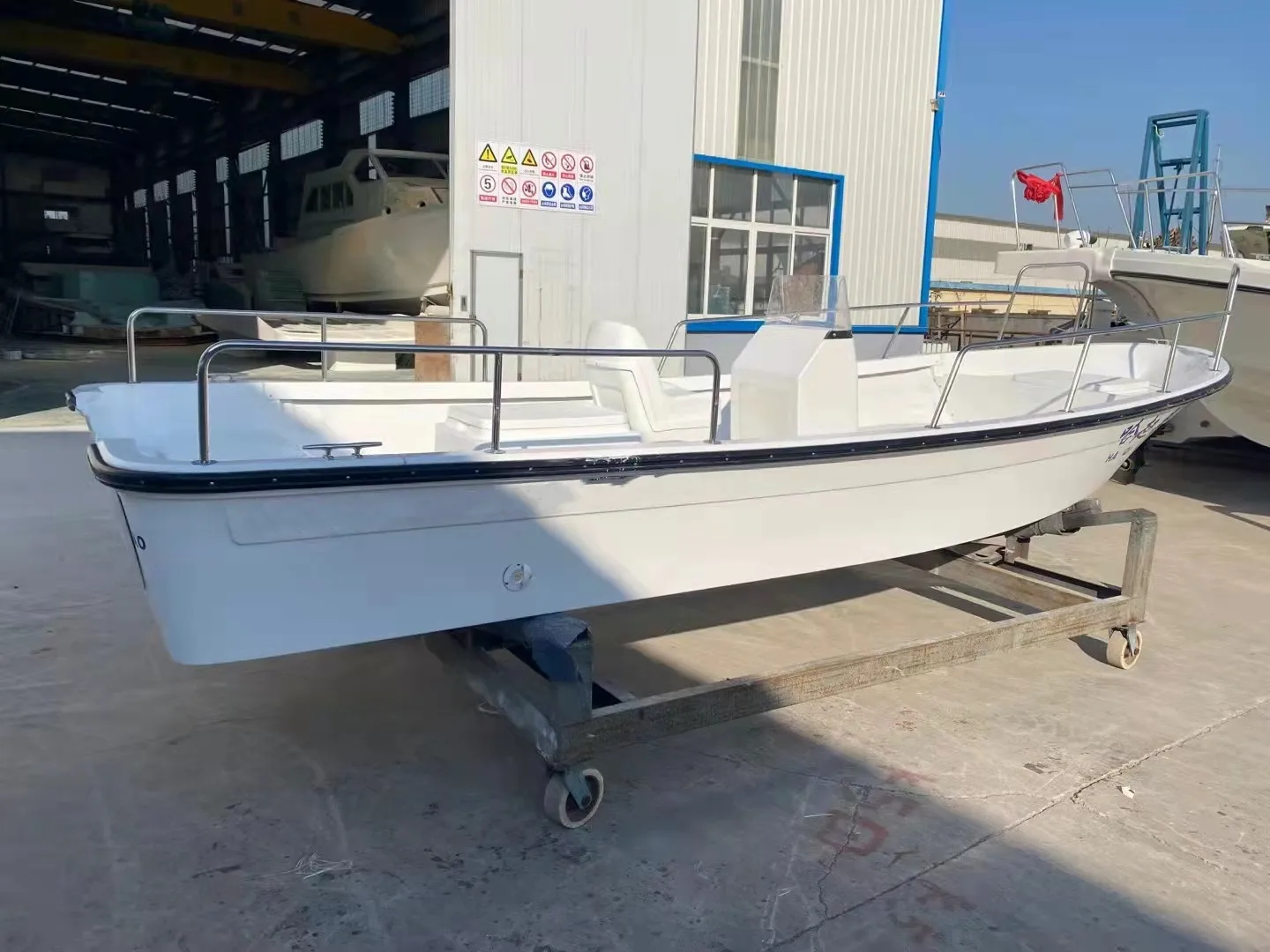 Недорогая рыболовная лодка из стекловолокна для рыбака 5 9