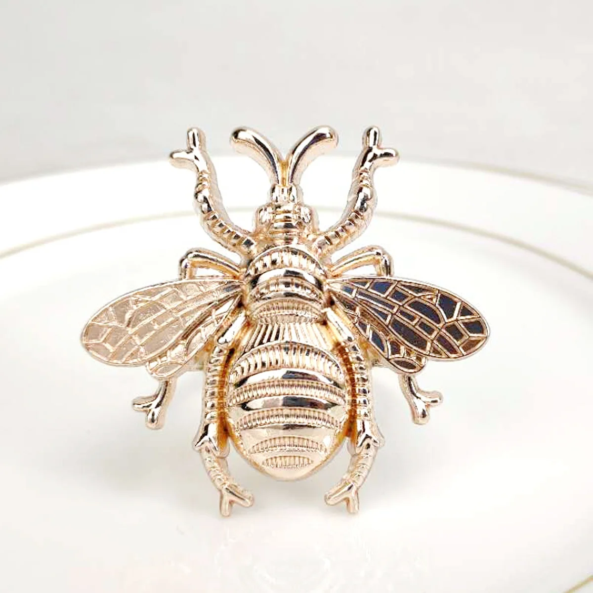 Пружинное позолоченное металлическое кольцо для салфеток в виде насекомого шмеля