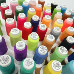 Прямая продажа с завода, полиэфирная светящаяся Вышивальная нить, многоцветная светящаяся в темноте Вышивальная нить для вечеринки