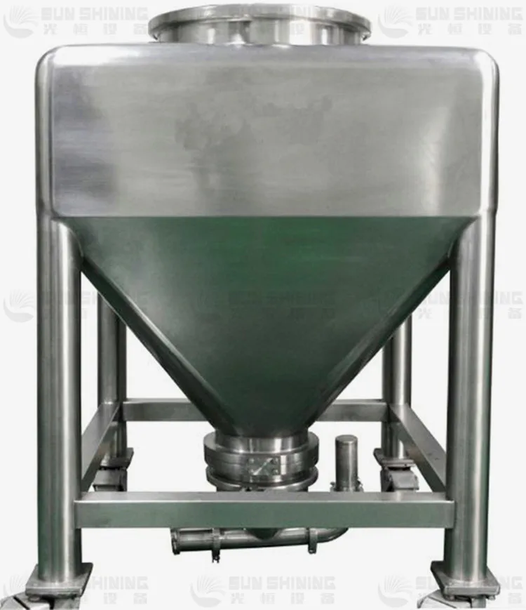 Завод по переработке соли с блестящим озером и морскими скалами