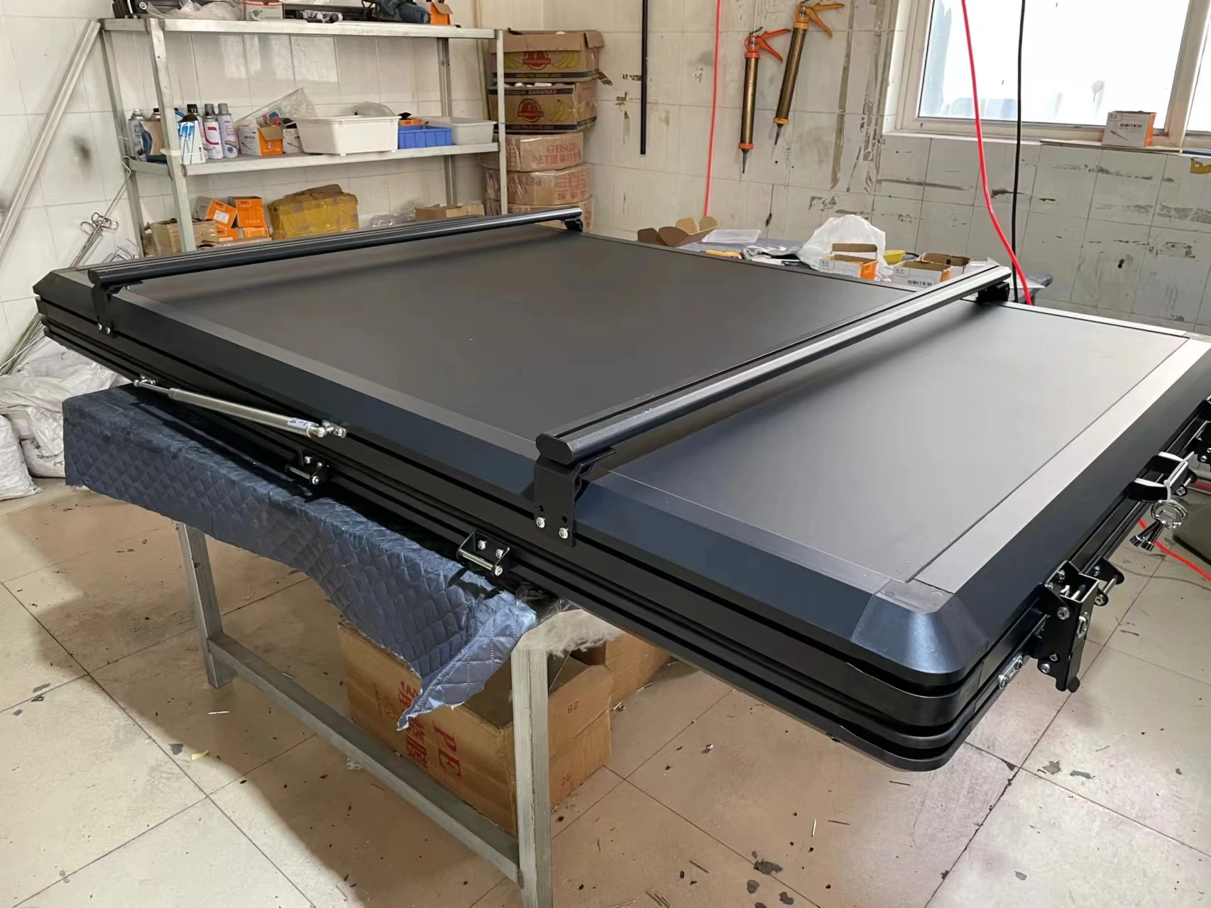 Camping Aluminum 4 Person Outdoor Hiking Rooftop Roof Top Car Tent Triangle Clamshell Hard Shell Top Roof Tent