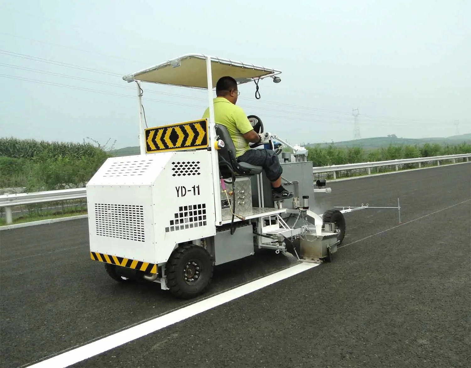 Automotive thermoplastic road marking machine