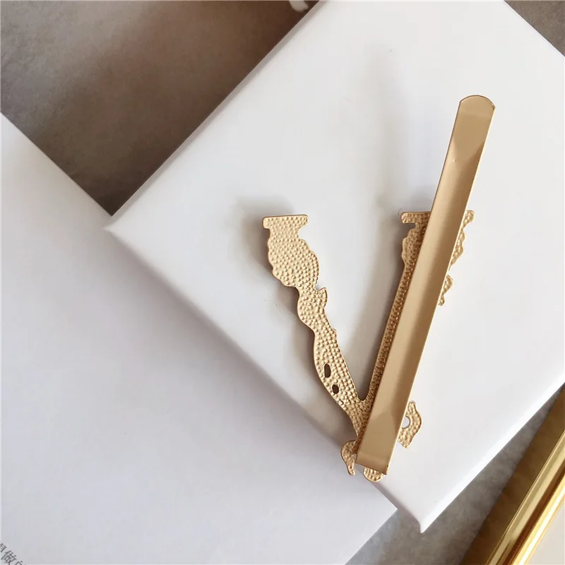 
CLARMER New 2020 morden features same v-shaped hydraulic diamond hairpin retro brass-gold hair clips for women 