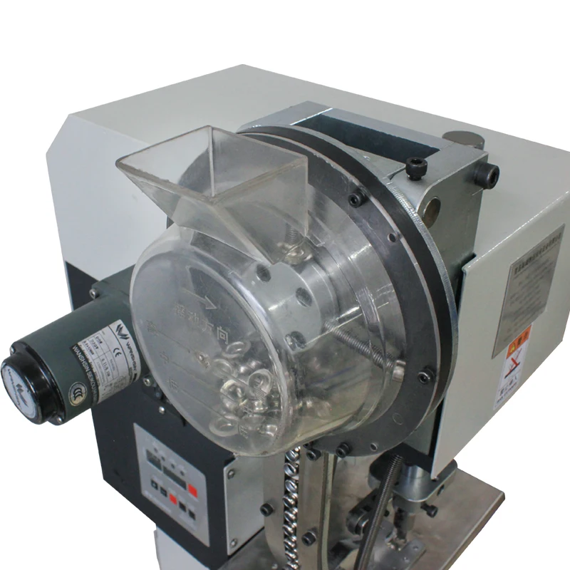 Semi-automatic eyelet machine for tarpaulin