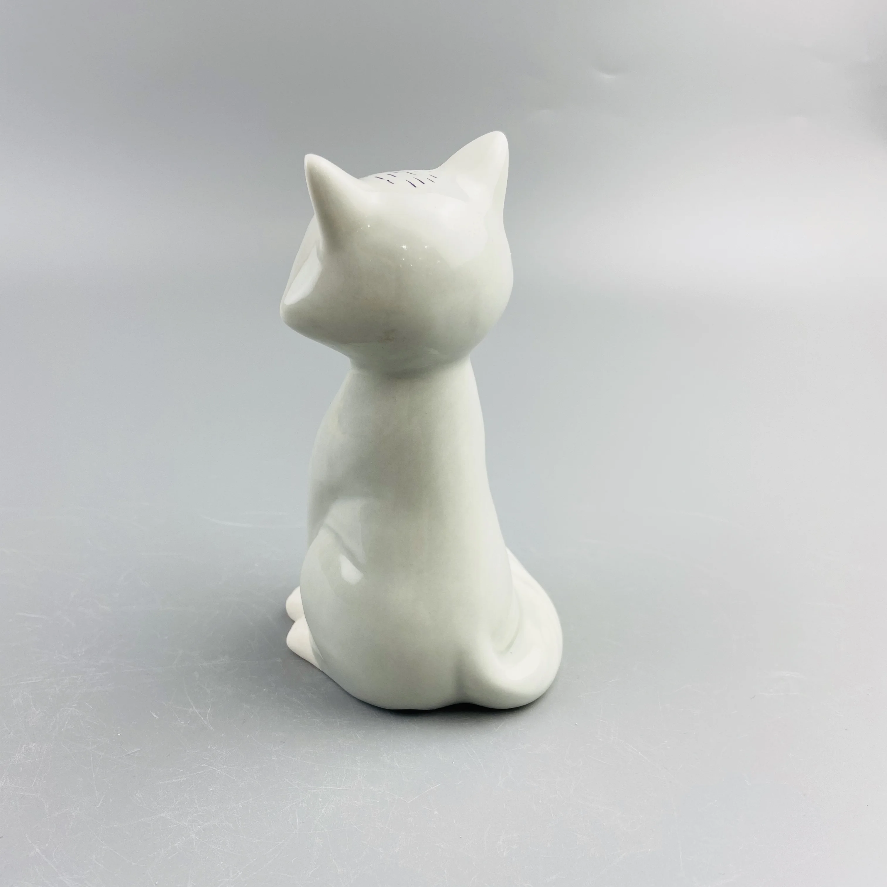 
Customized design home decor seated white ceramic cat decoration 