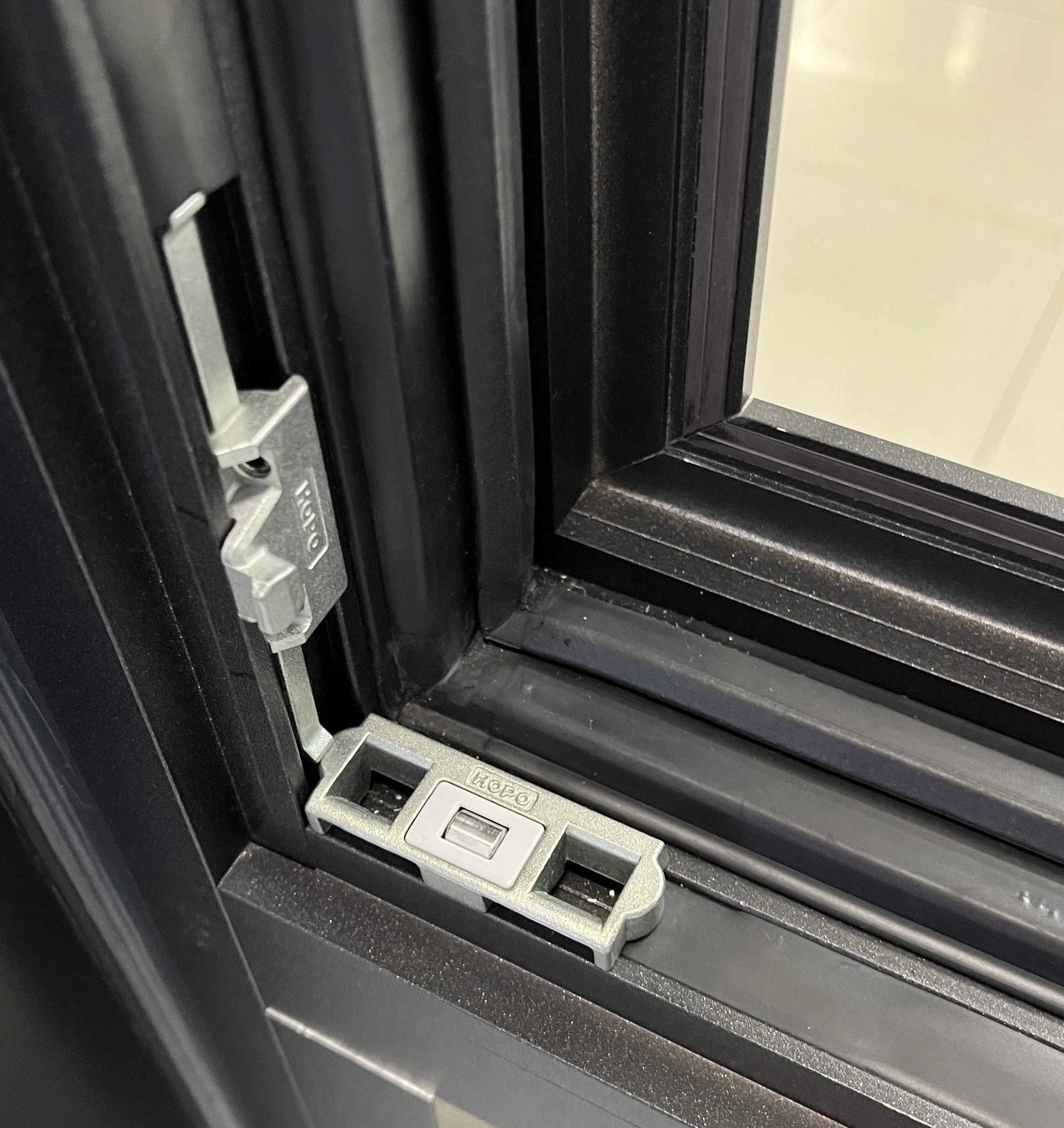 Custom Aluminium Windows Swing Open Style Built-In Stainless Steel Mosquito Net Horizontal Opening Pattern Magnetic Villas