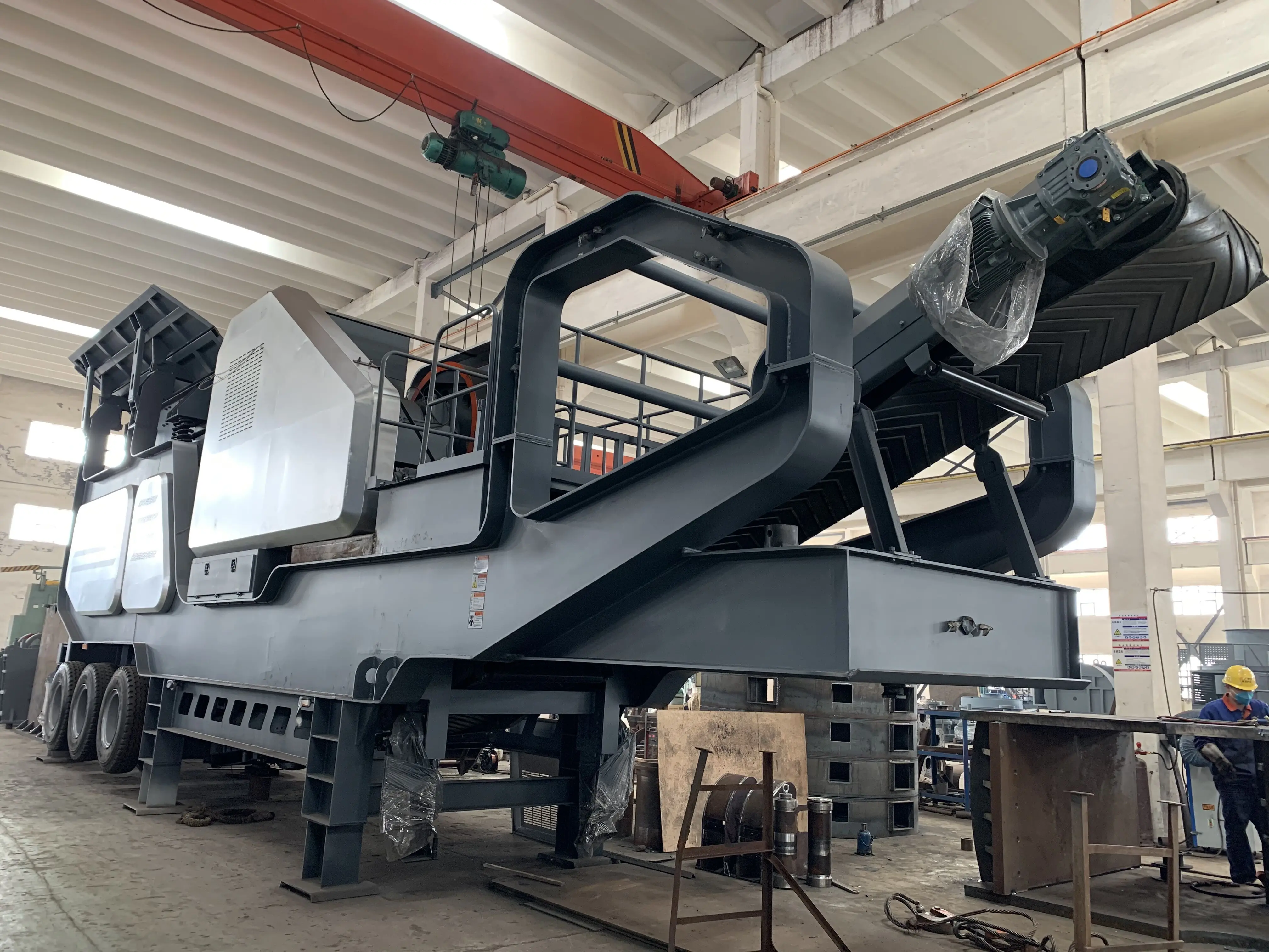 High Performance Mobile Stone Crusher 130Kw Quarry Stone Crusher Crushing Plant Conveyor