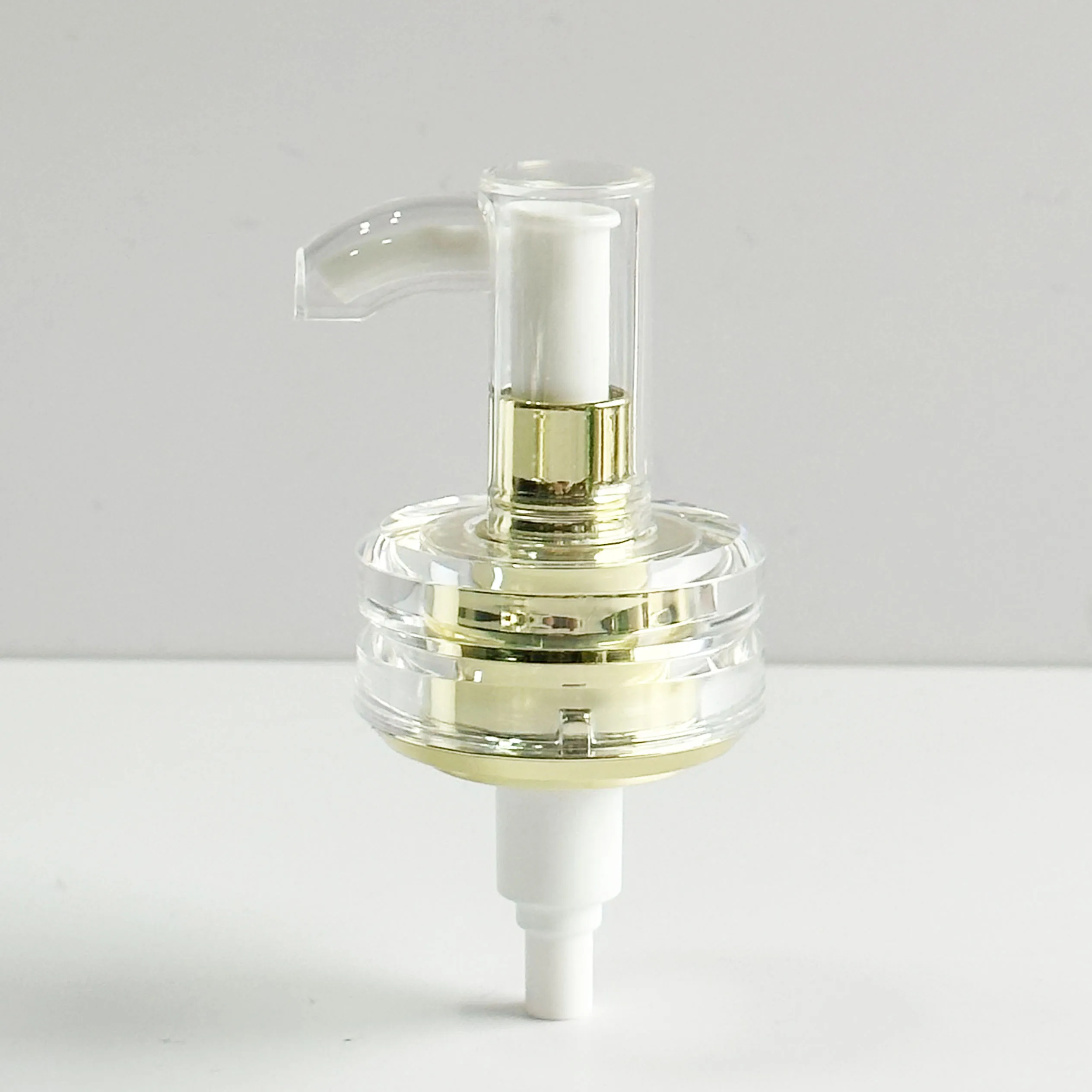 24/410 Luxury Gilded Pump Makeup Water Pp Plastic Pump Customized Lotion Essential Oil Pump With Outer Cover