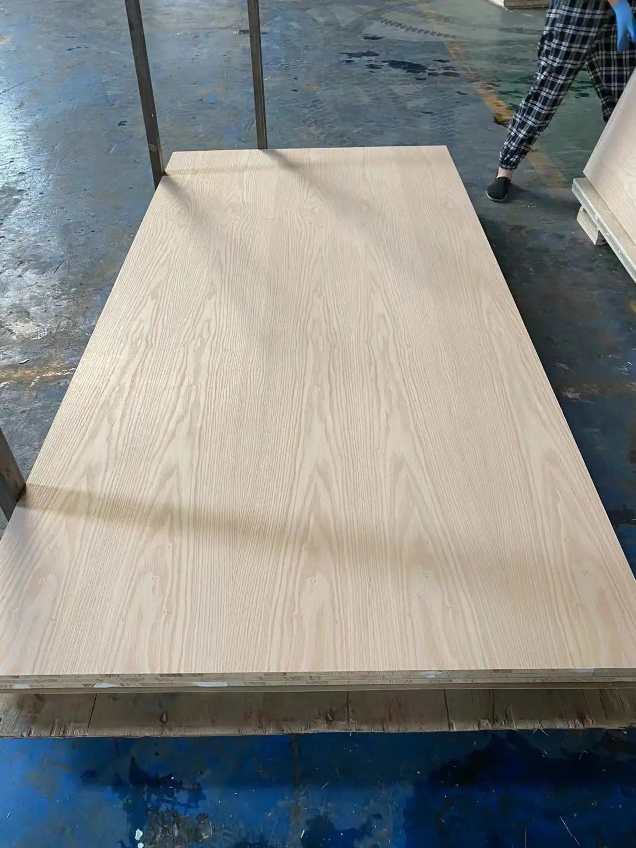 Linyi 1220*2440mm Decorative Natural Red Oak/Black Walnut/ Cherry / Tzalam Veneer Laminated Fancy Plywood Furniture Grade