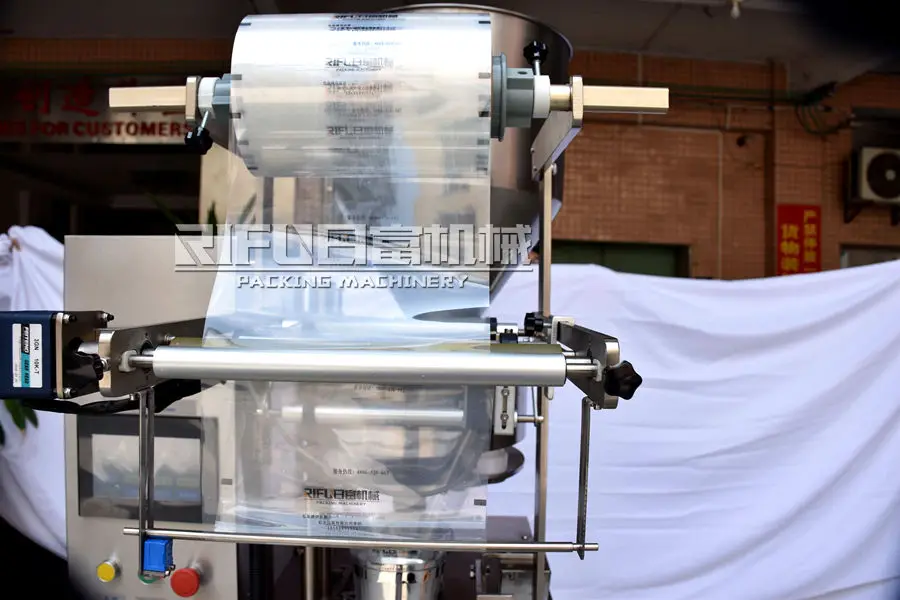 Automatic silica gel granule packing machine