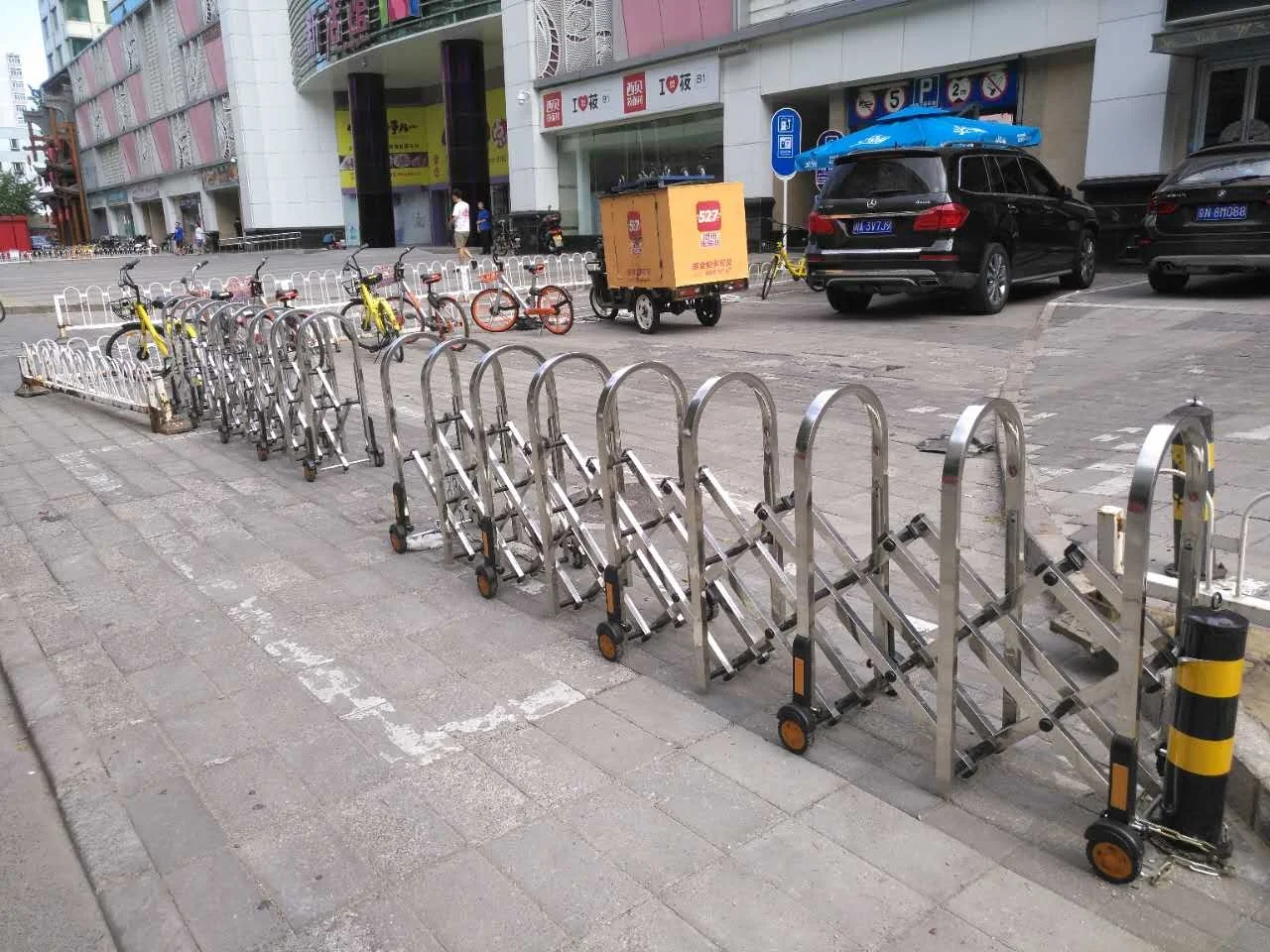 Remote Control removable road crowd control barricade Safety Traffic road block barricade Manufacturer for swimming pool/concert