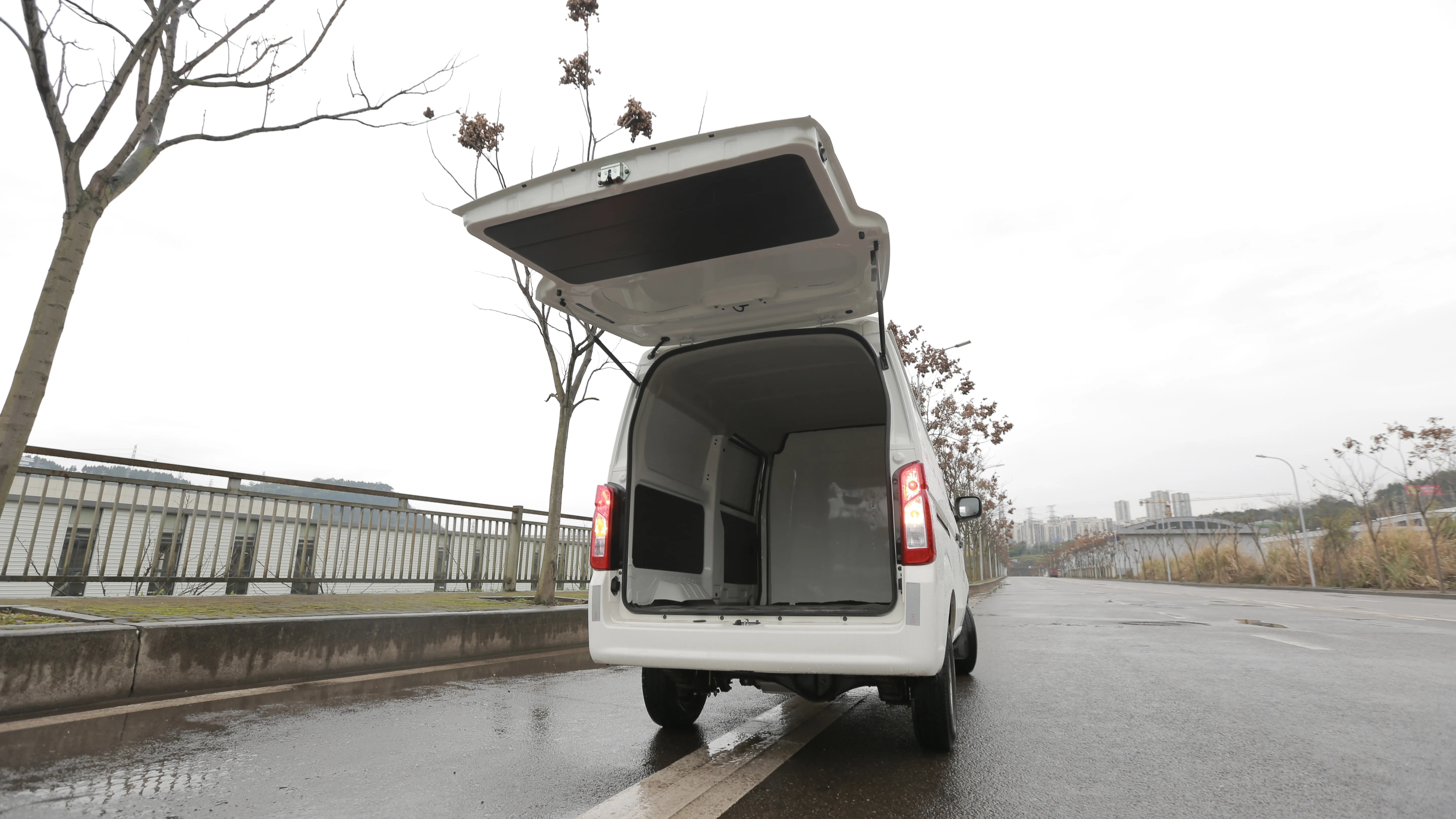 New brand model 4*2 Electric delivery Van truck cargo van for sale and 240km Driving Range 100 km/h Max Speed